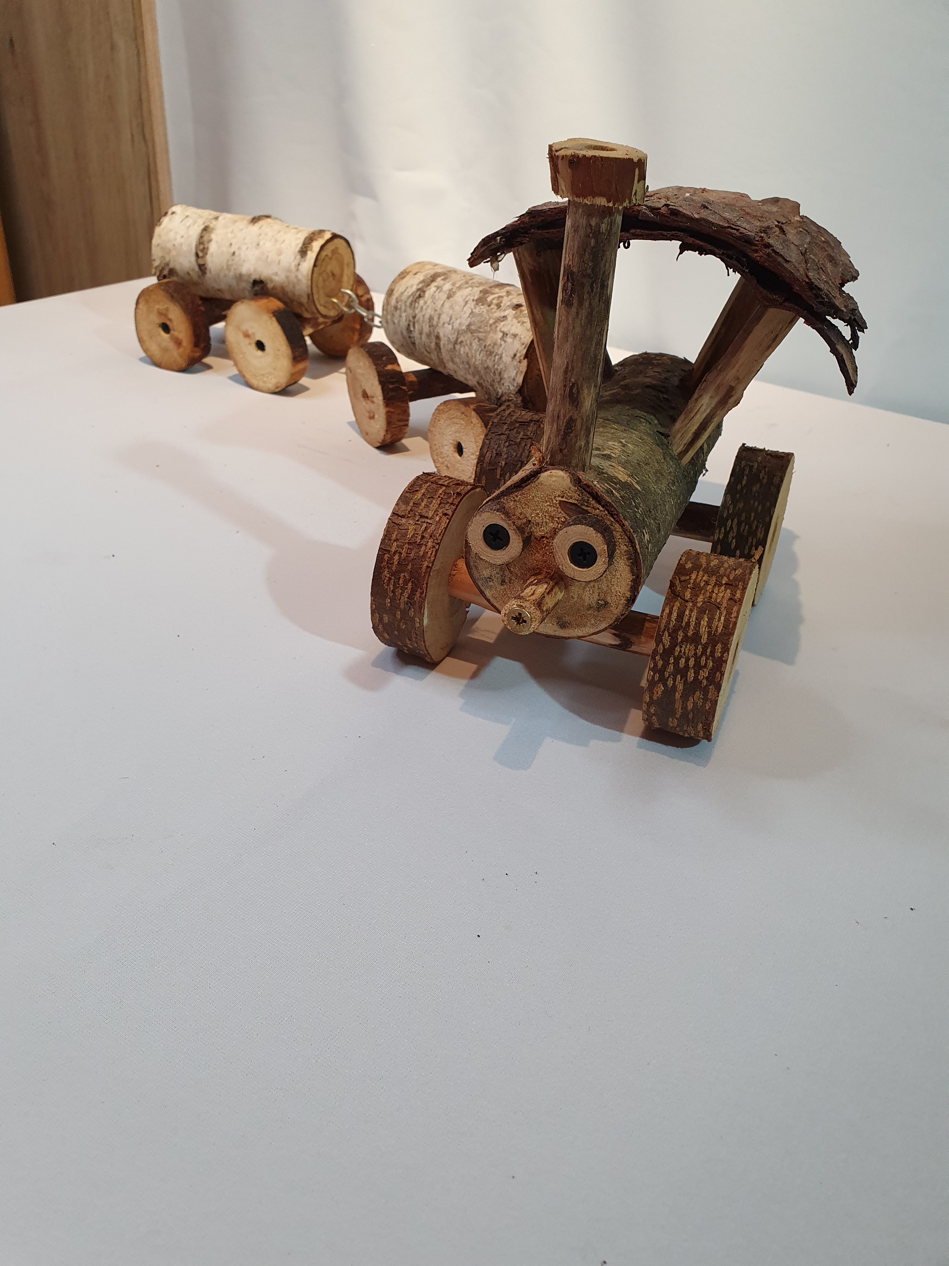 Traktor aus Birkenholz mit 2 Wagons – Bild 4
