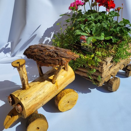 Handgefertigter Traktor aus Naturholz