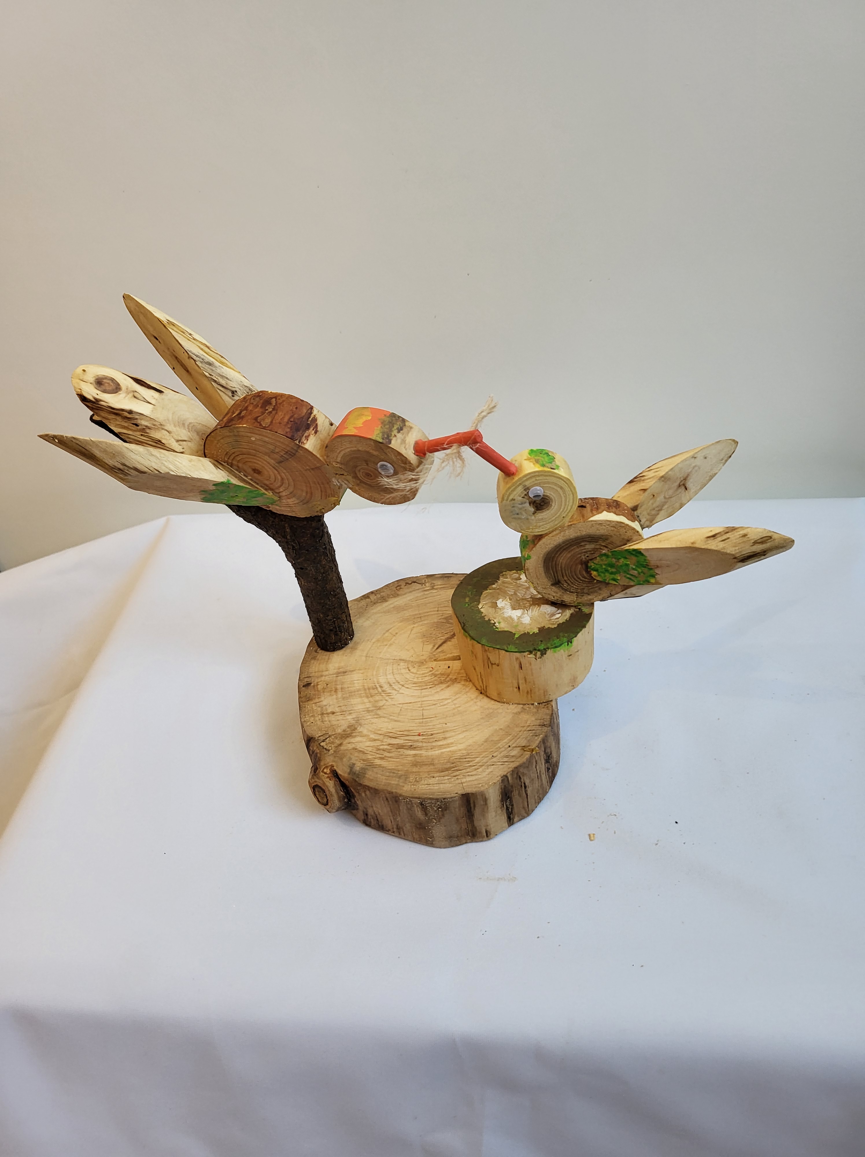 Vogelnest beim füttern