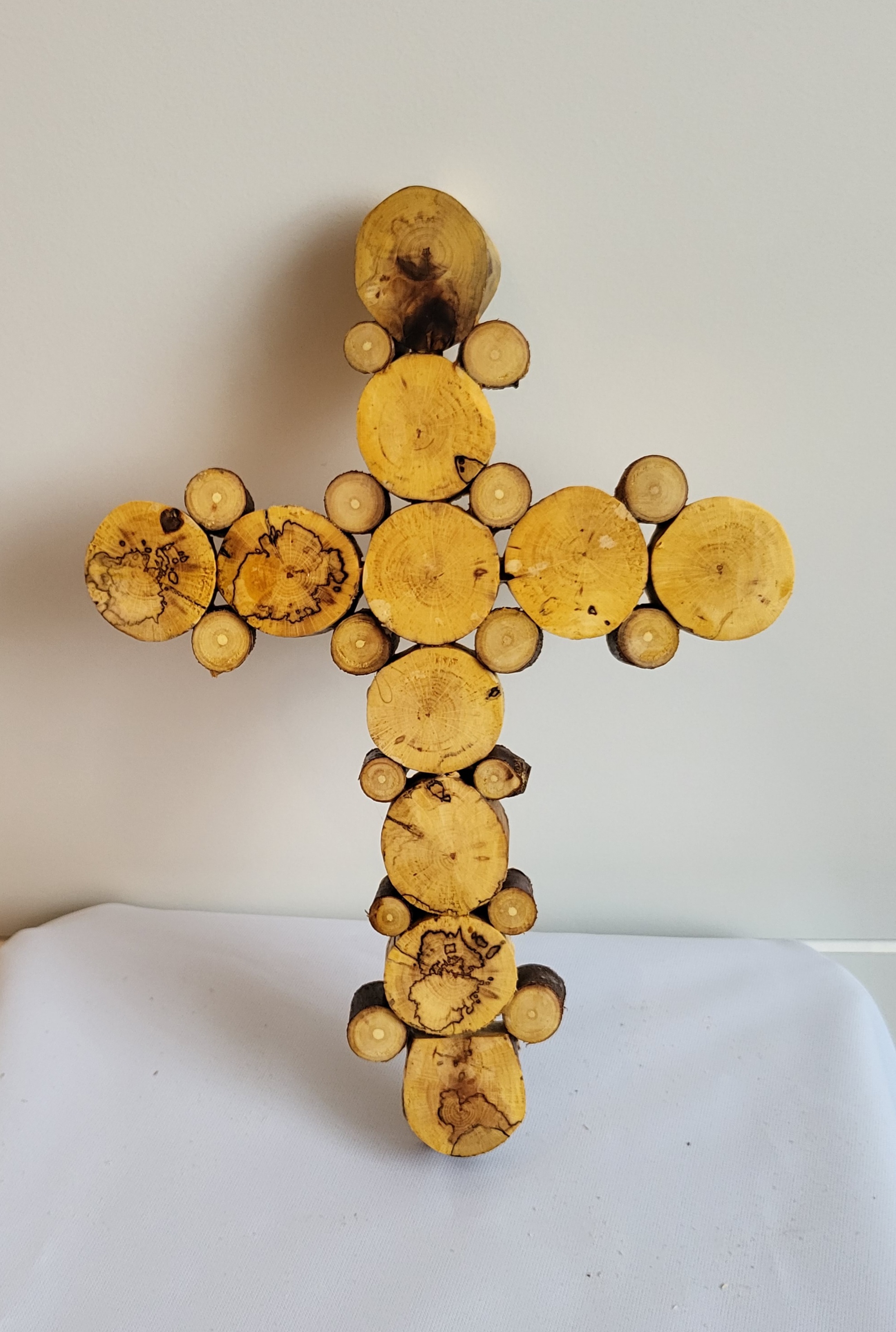 Kreuz aus Holzscheiben – Bild 2