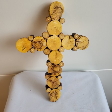 Kreuz aus Holzscheiben