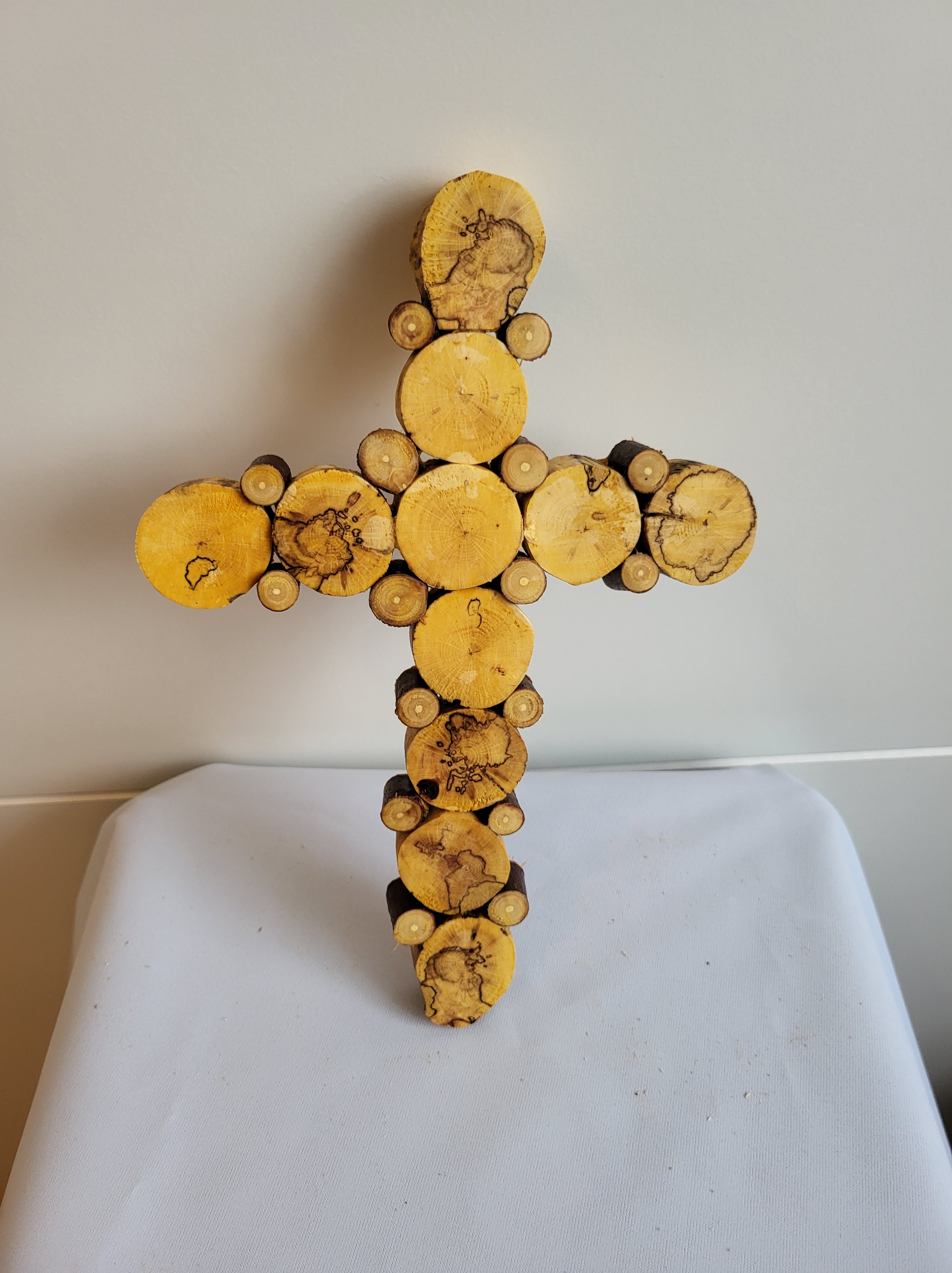 Kreuz aus Holzscheiben