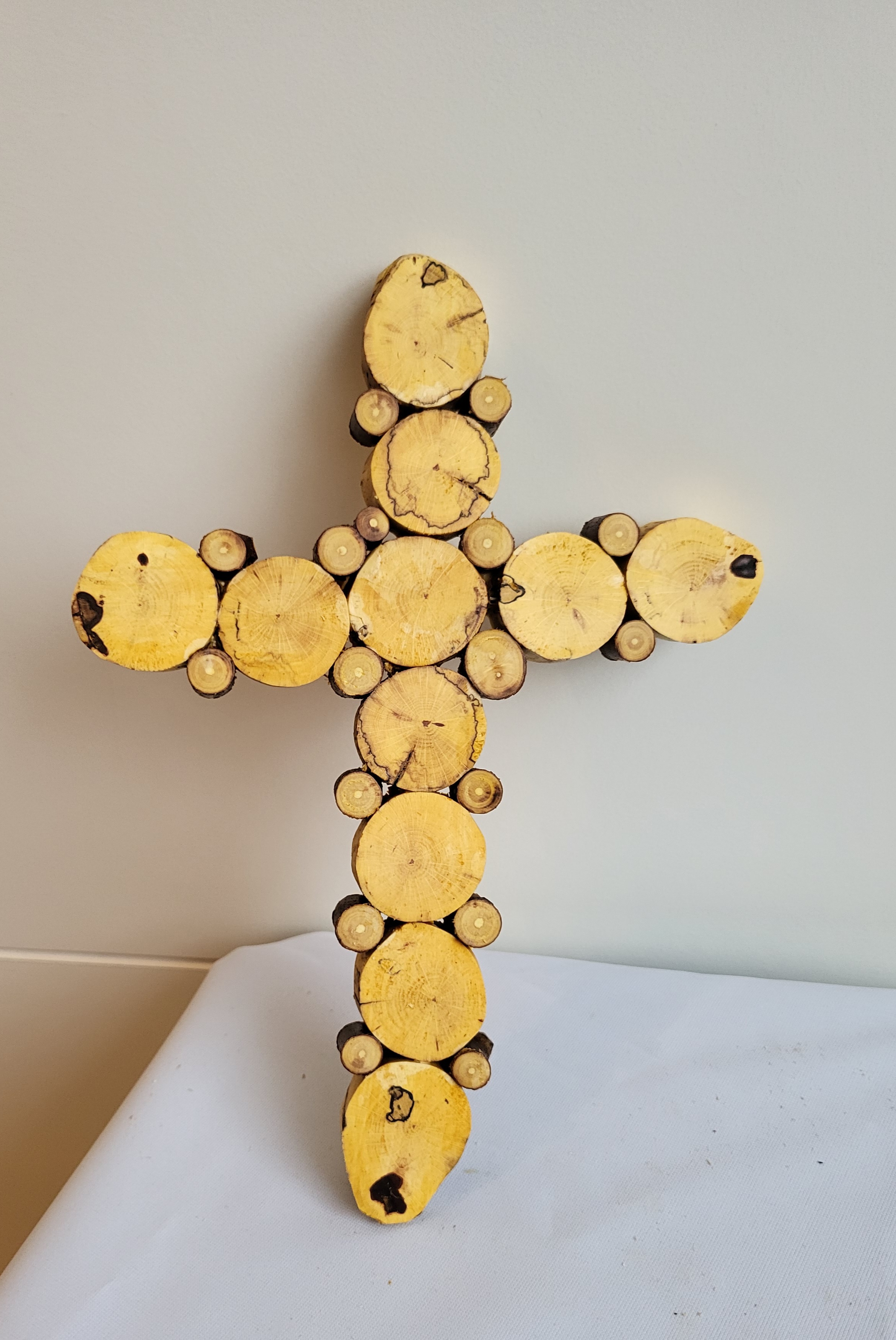 Kreuz aus Holzscheiben – Bild 4