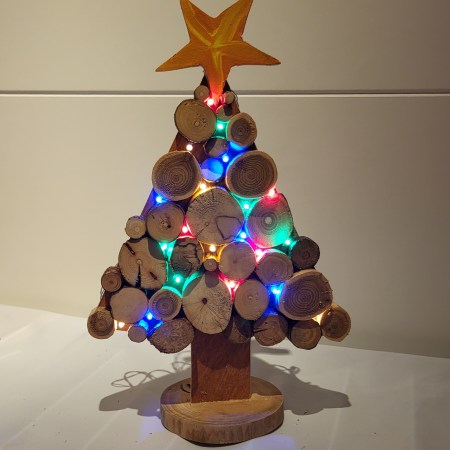 Handgeferigter Weihnachtsbaum mit bunte Lichter