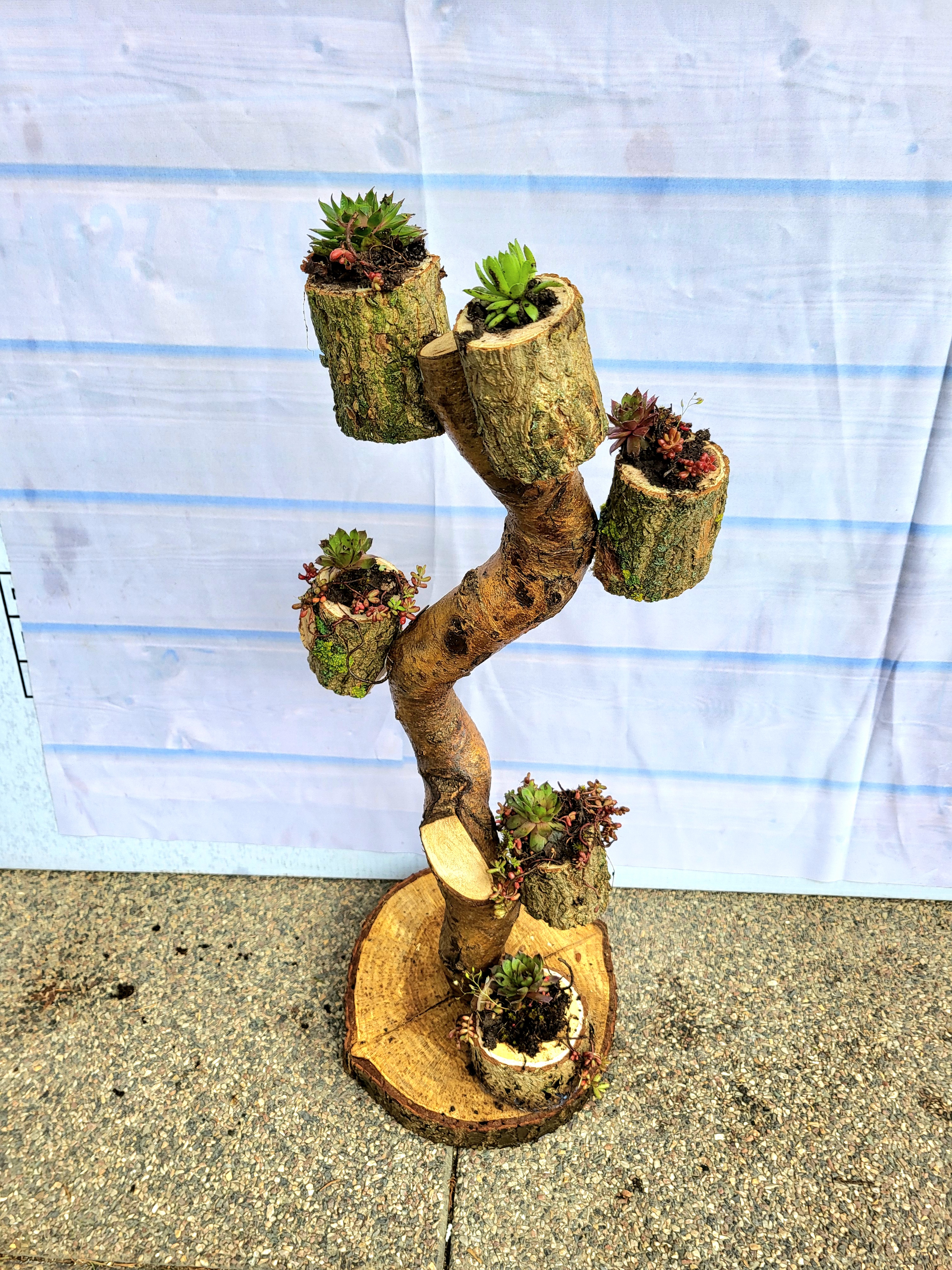 Holzsäule mit Pflanzenhalter