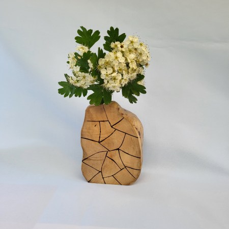 Vase aus Holz mit eingebrannten Giraffenmuster