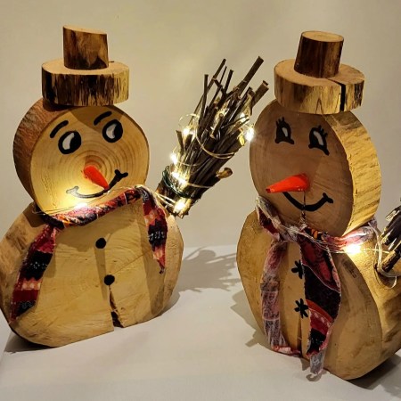 Schneemann mit beleuchteten Besen
