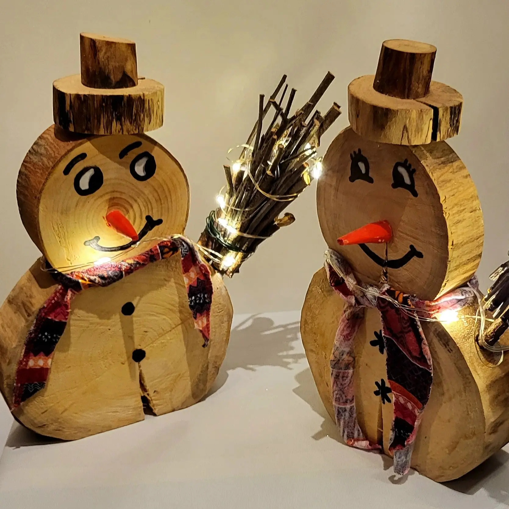 Schneemann mit beleuchteten Besen