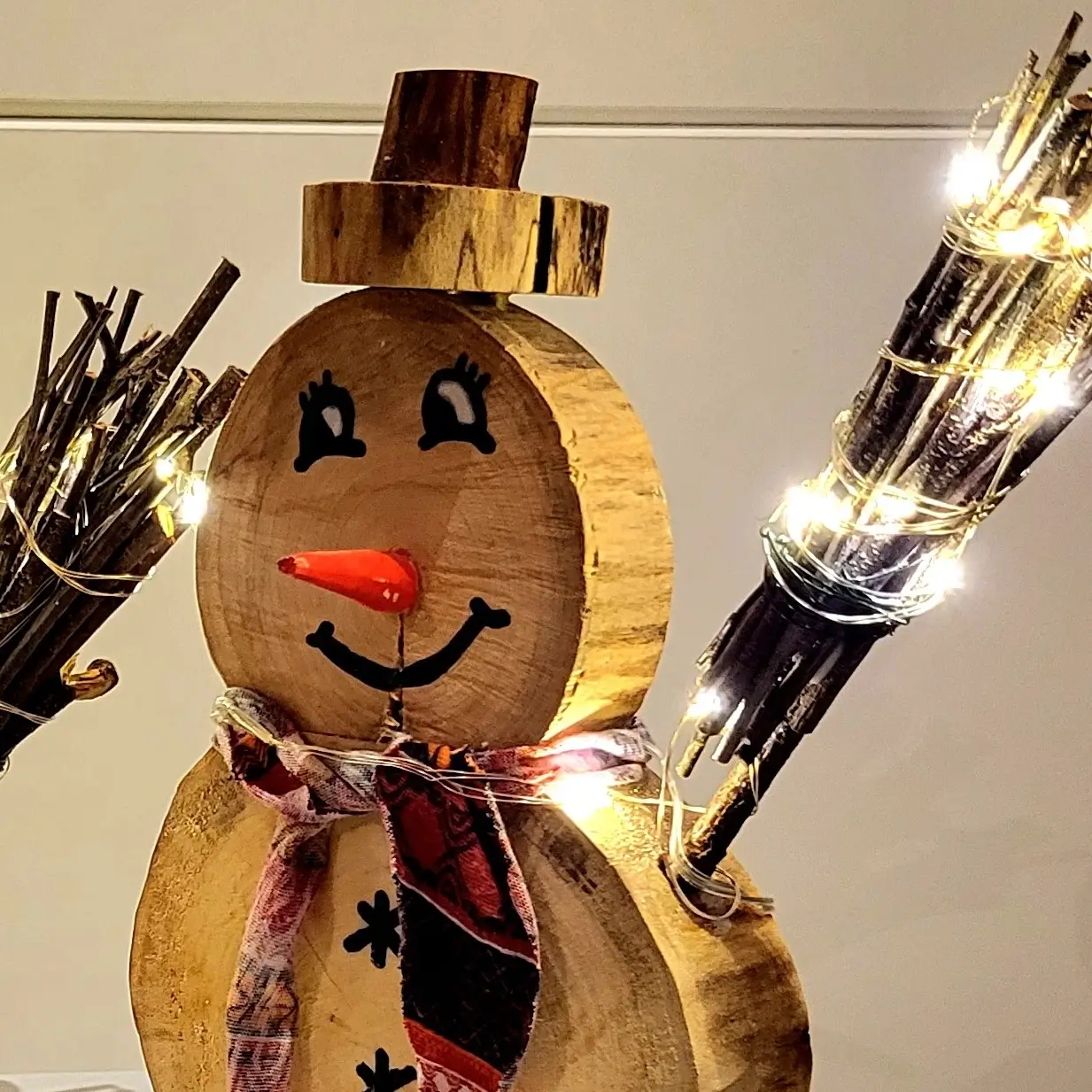 Schneemann mit beleuchteten Besen – Bild 4