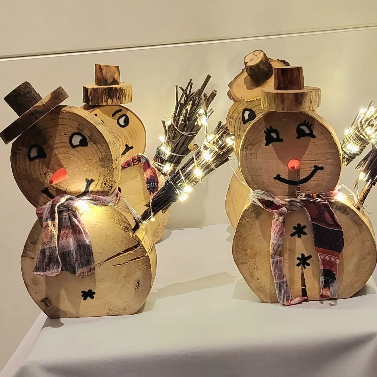 Schneemann mit beleuchteten Besen – Bild 5