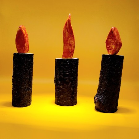 Holzkerze mit Bunte Flamme