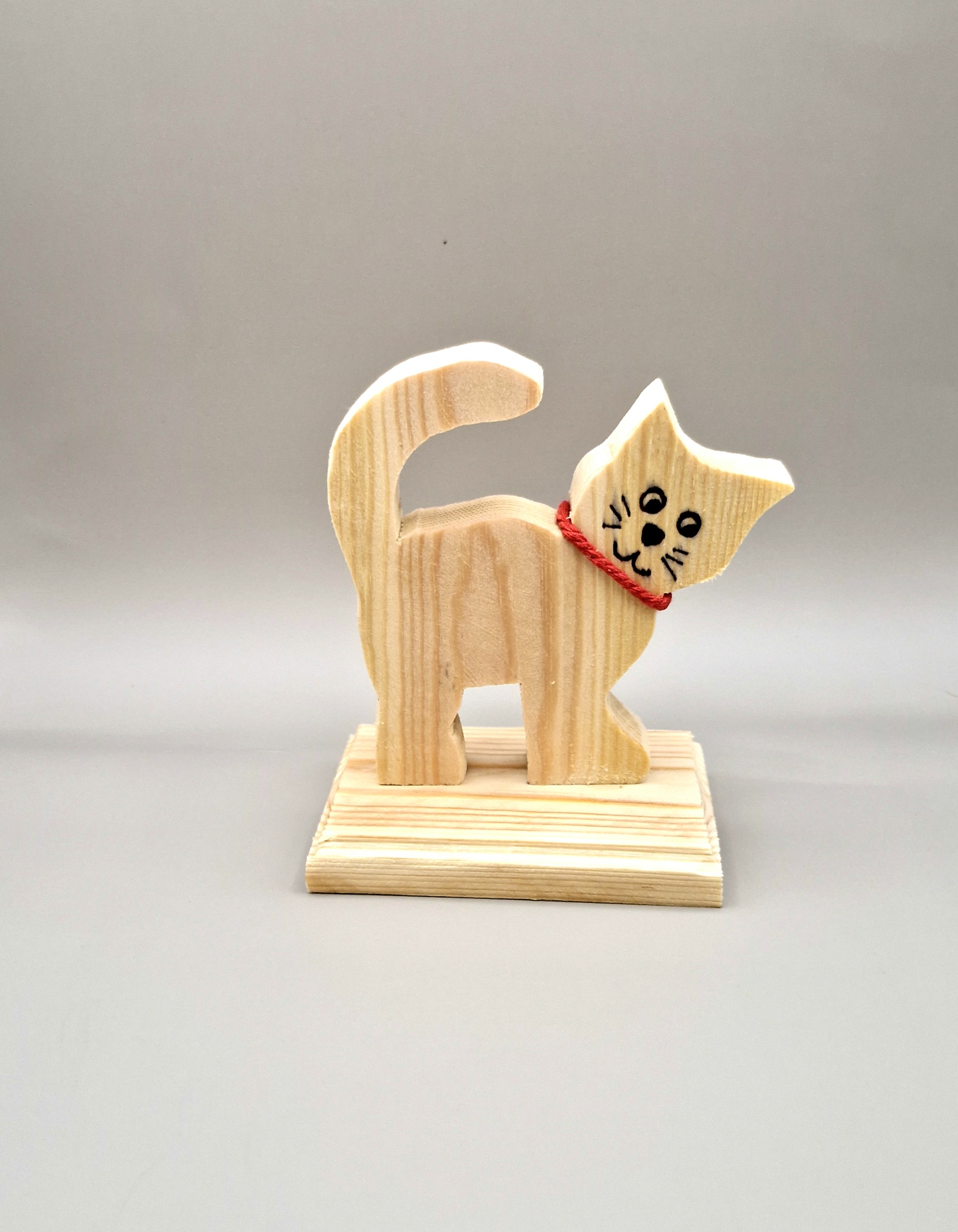 Holzkatze mit rotem Halsband – Handgefertigte Dekoration aus Naturholz – Bild 4