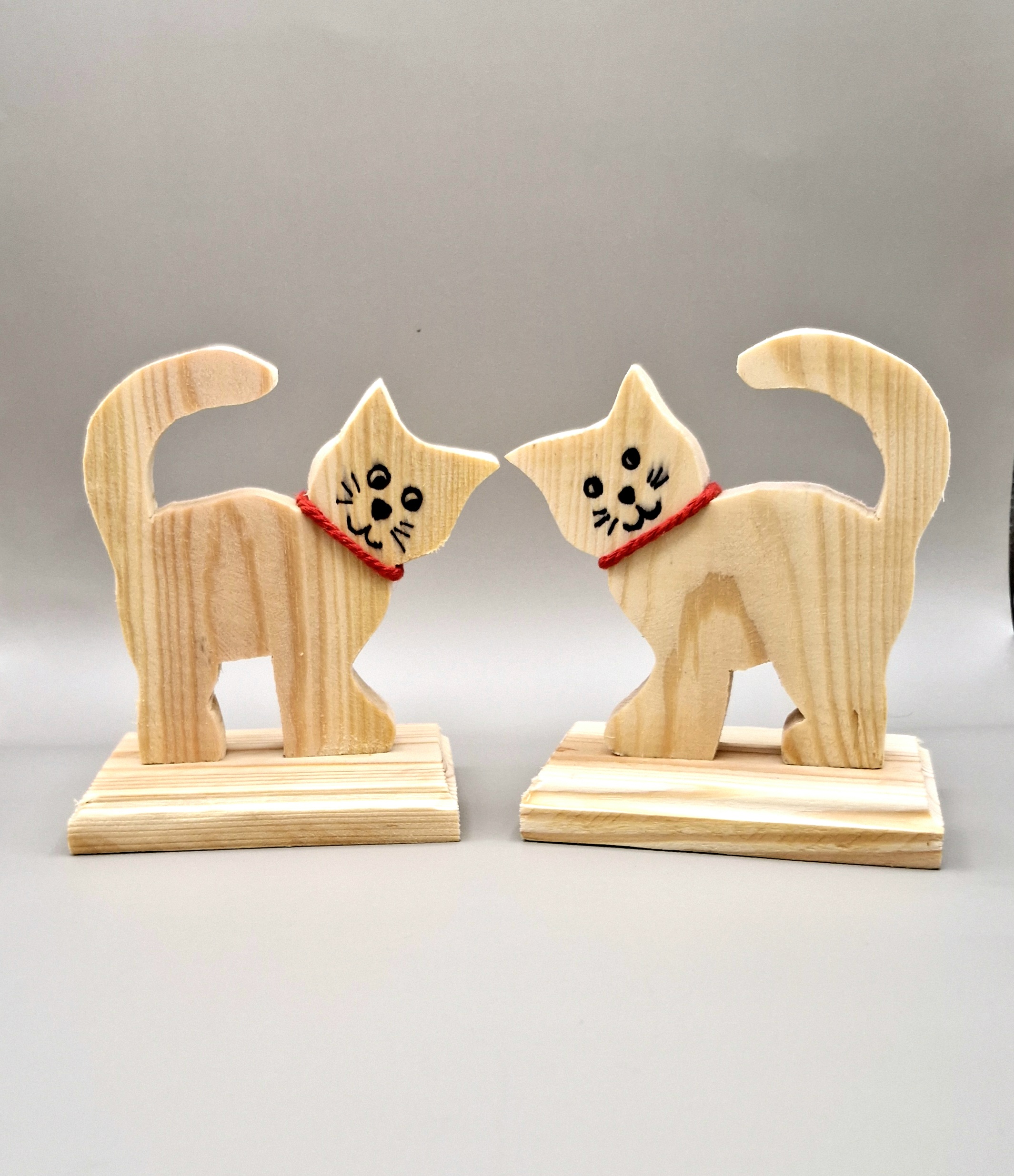 Holzkatze mit rotem Halsband – Handgefertigte Dekoration aus Naturholz – Bild 3