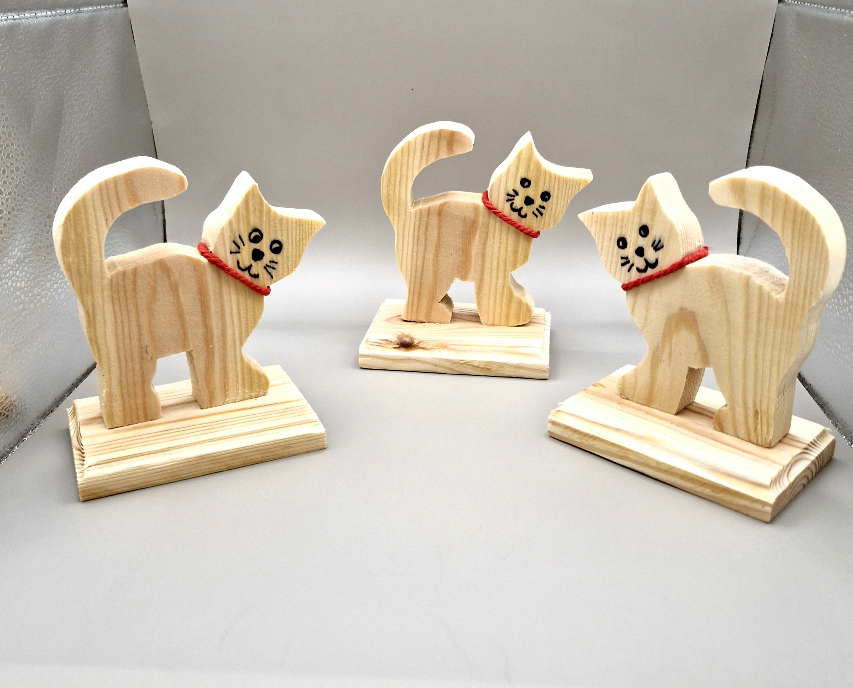 Holzkatze mit rotem Halsband – Handgefertigte Dekoration aus Naturholz – Bild 2