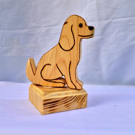 Hund aud Holzsockel