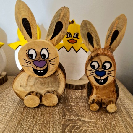Osterhasen mit bunten Gesichter