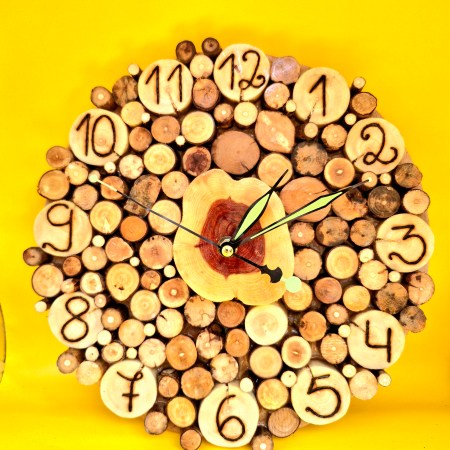 Wanduhr aus Holzscheiben