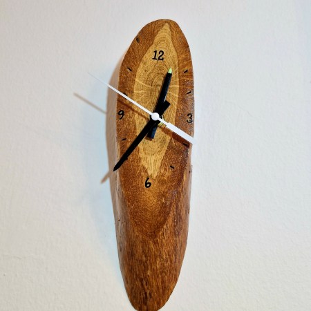 Wanduhr aus Naturholz