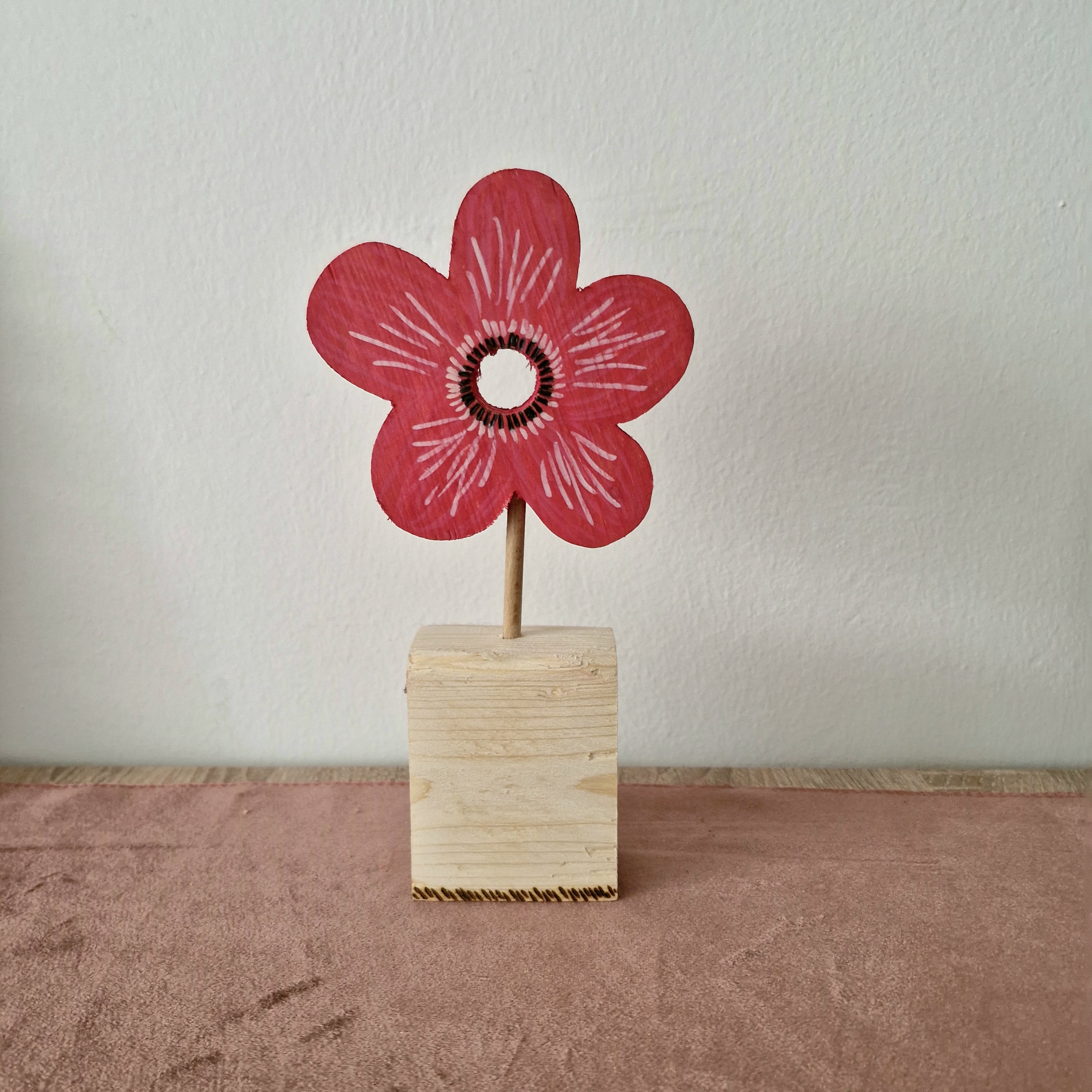 Holzblume mit handbemahlte Blüte