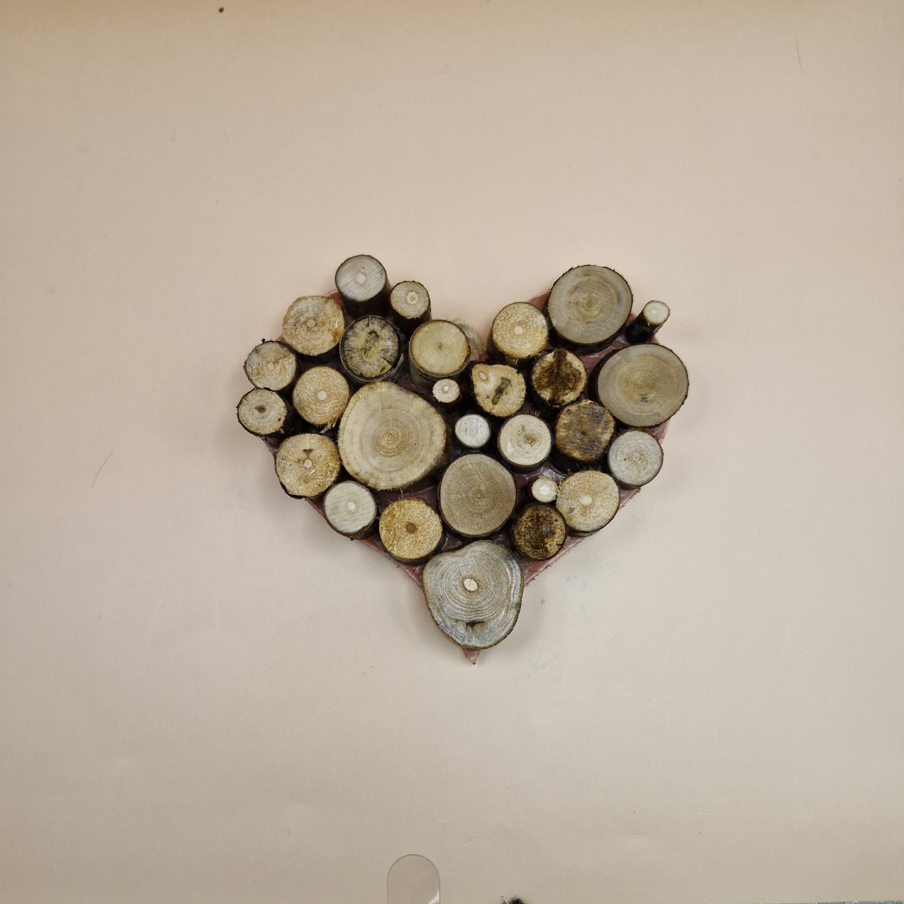 Kleines Herz aus Holzscheiben