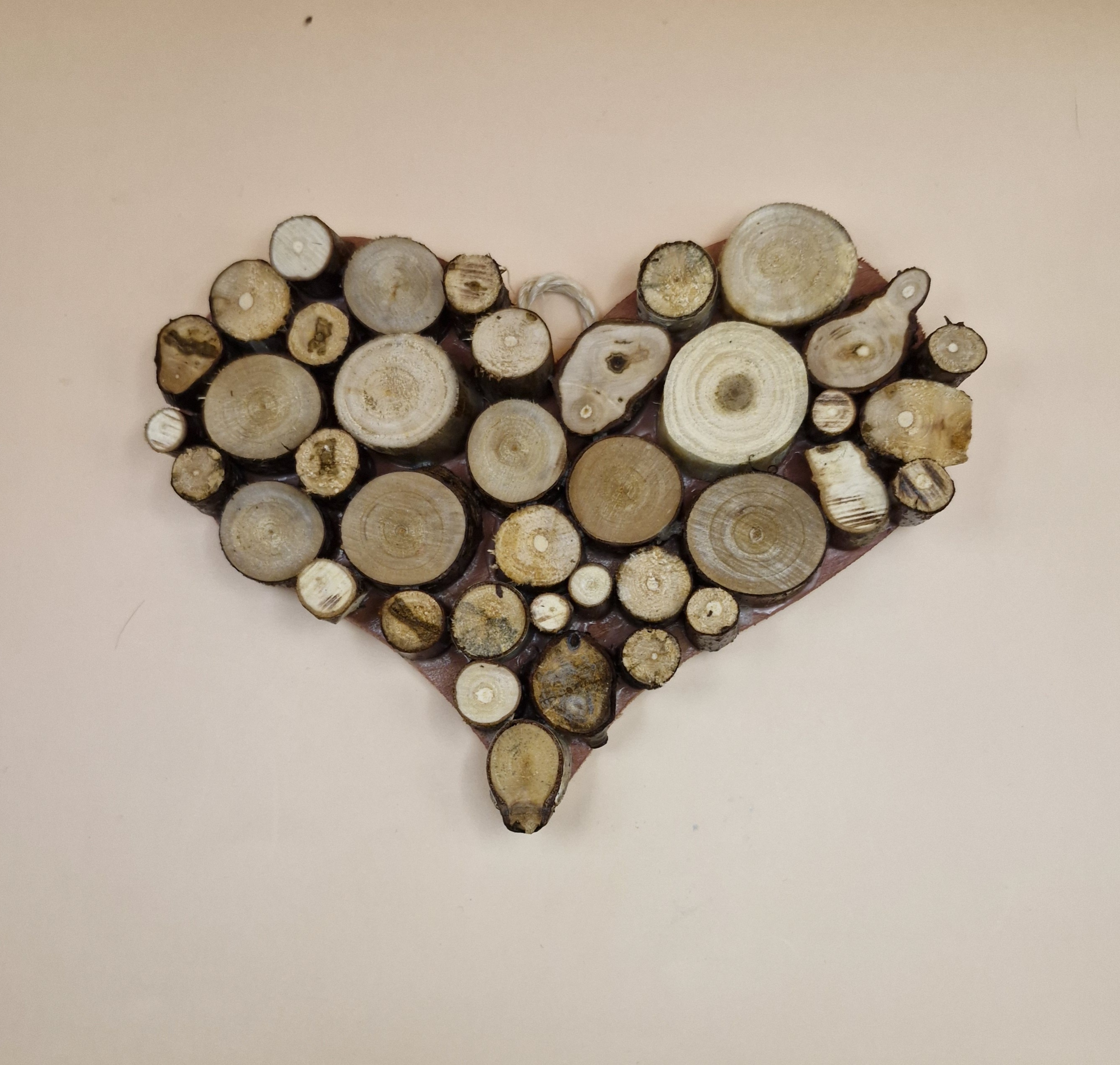 Herz aus Holzscheiben