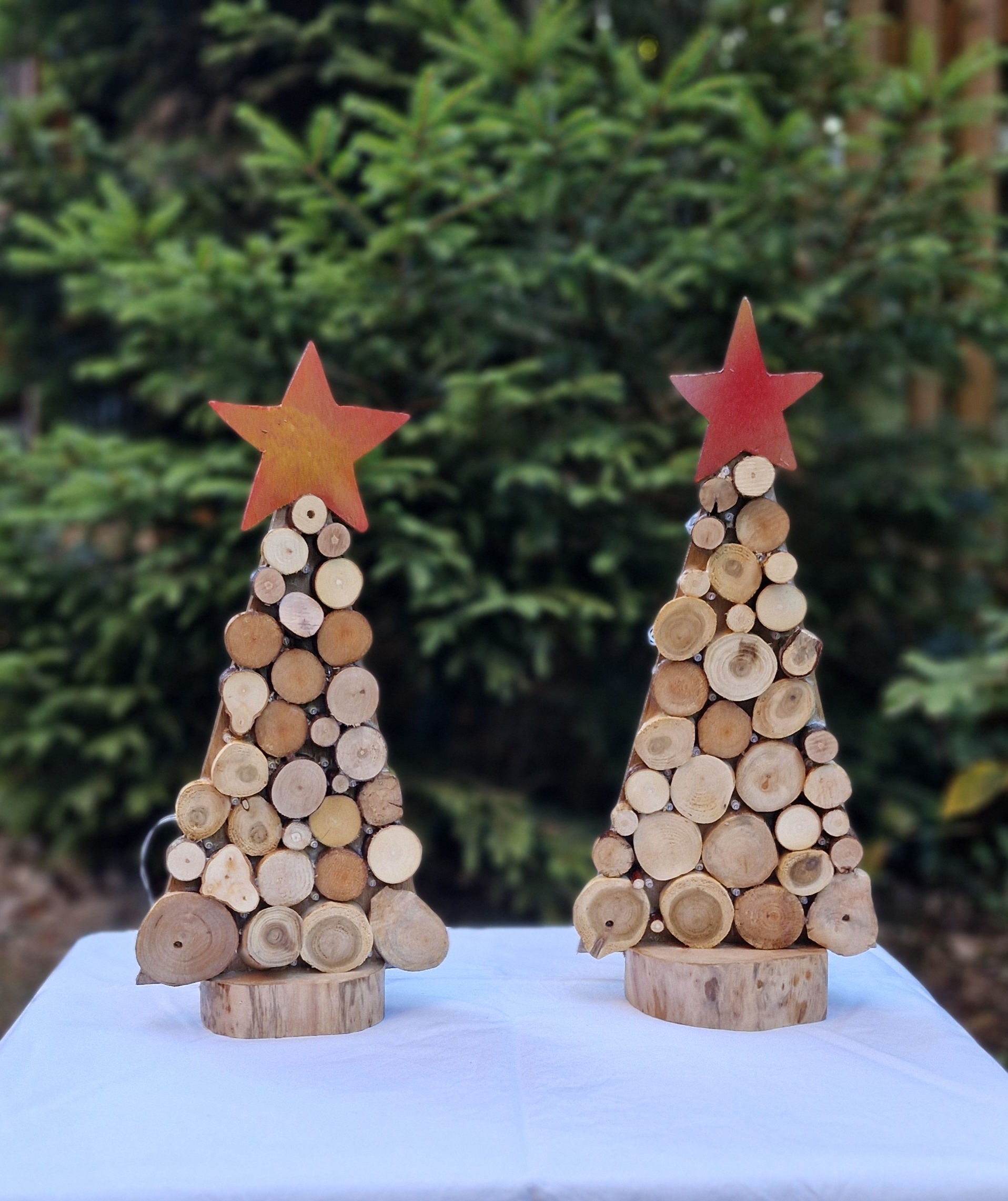 Handgefertigter Weihnachtsbaum aus vollen Holzscheiben mit LED-Beleuchtung – Bild 3