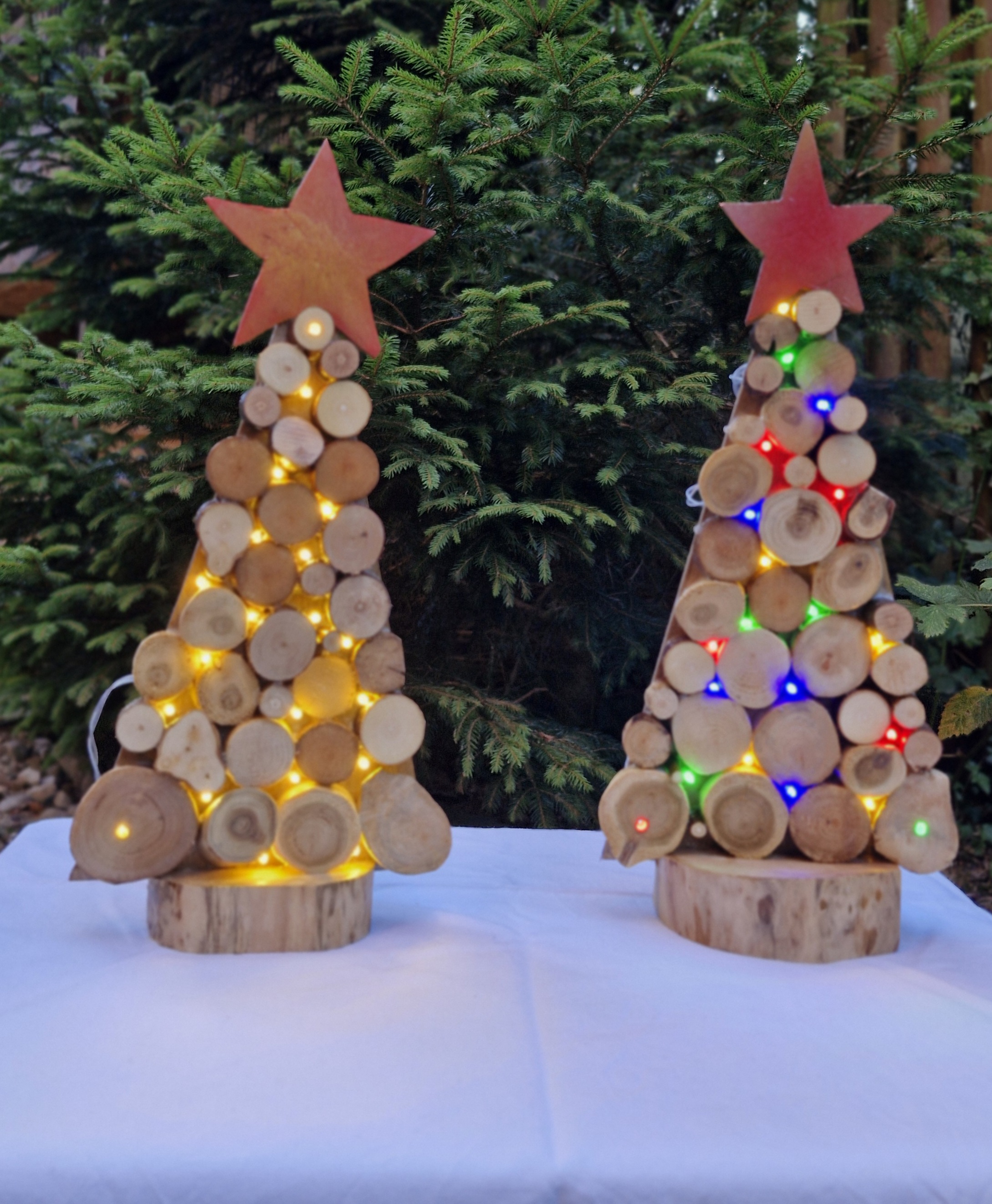 Handgefertigter Weihnachtsbaum aus vollen Holzscheiben mit LED-Beleuchtung – Bild 4