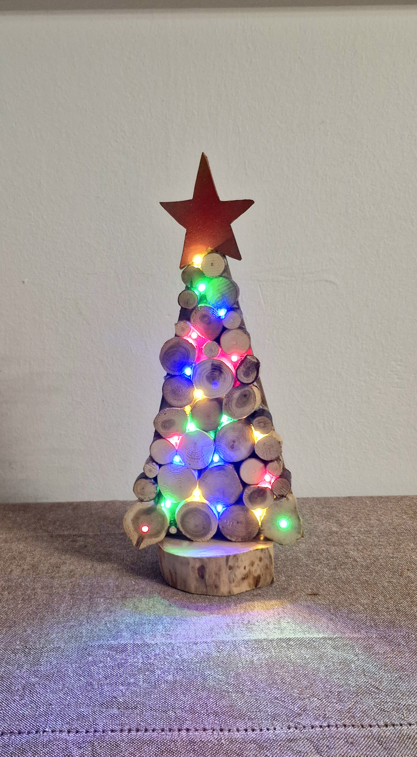 Handgefertigter Weihnachtsbaum aus vollen Holzscheiben mit LED-Beleuchtung – Bild 5