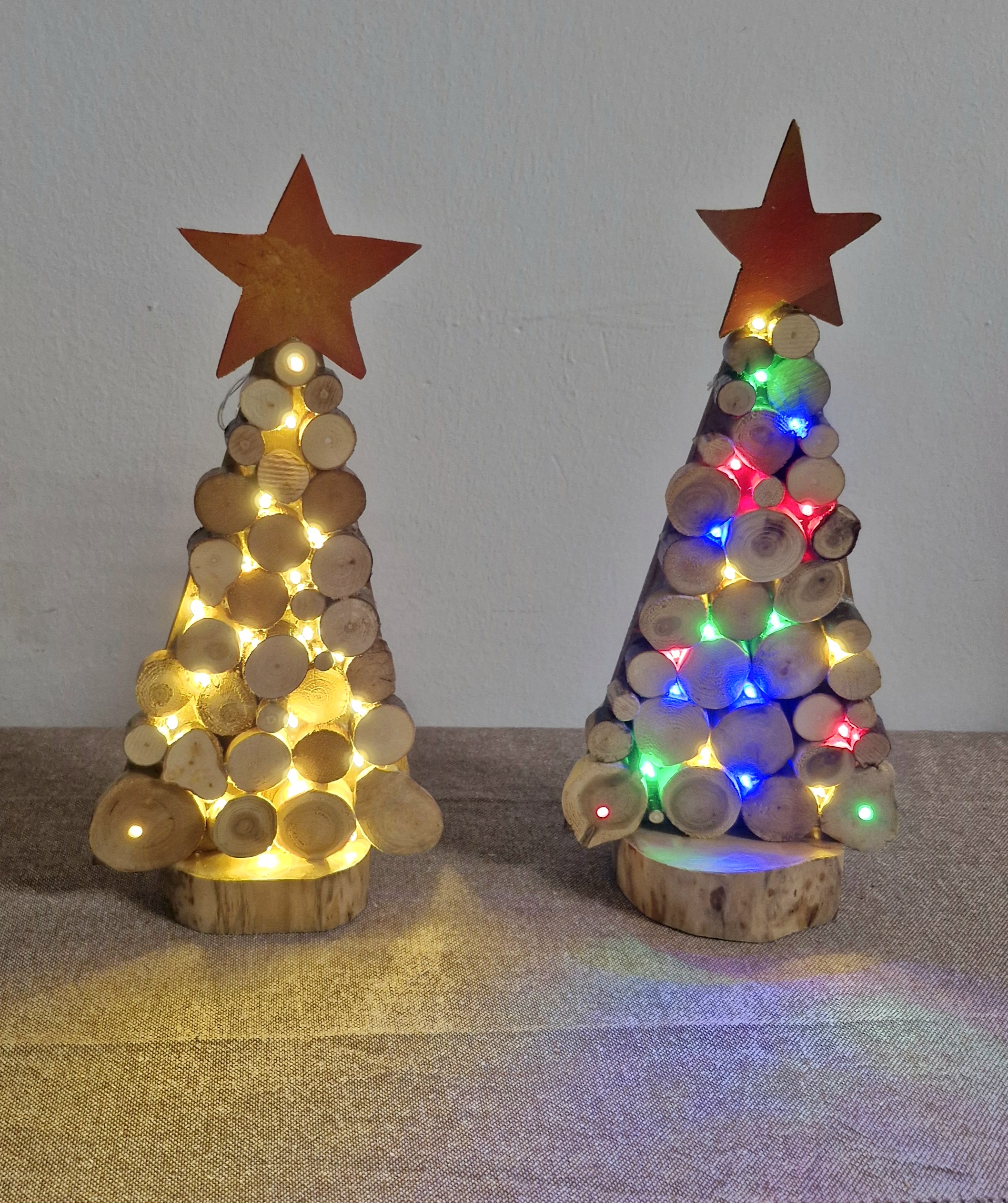 Handgefertigter Weihnachtsbaum aus vollen Holzscheiben mit LED-Beleuchtung – Bild 2