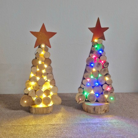 Handgefertigter Weihnachtsbaum aus vollen Holzscheiben mit LED-Beleuchtung