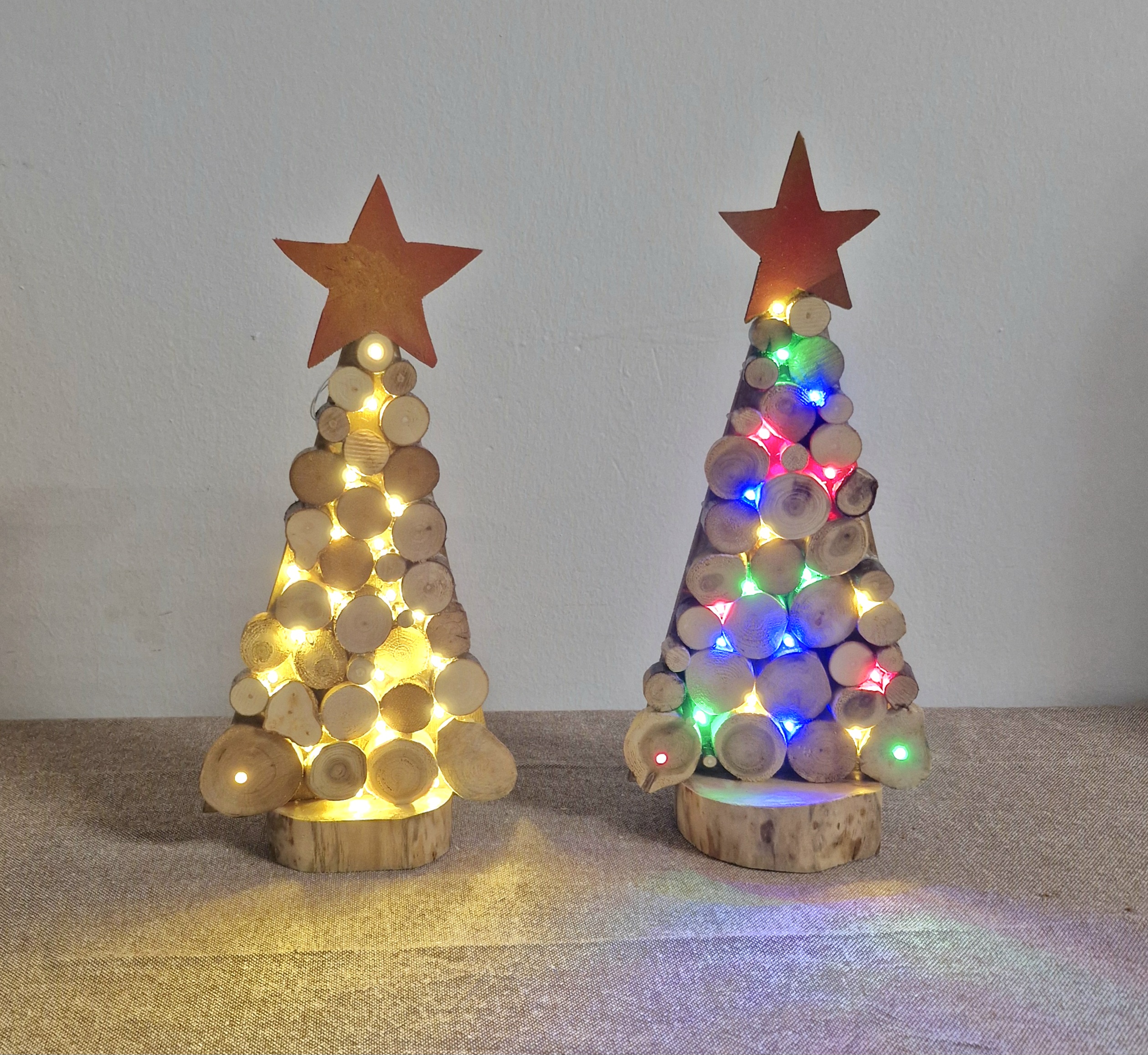 Handgefertigter Weihnachtsbaum aus vollen Holzscheiben mit LED-Beleuchtung