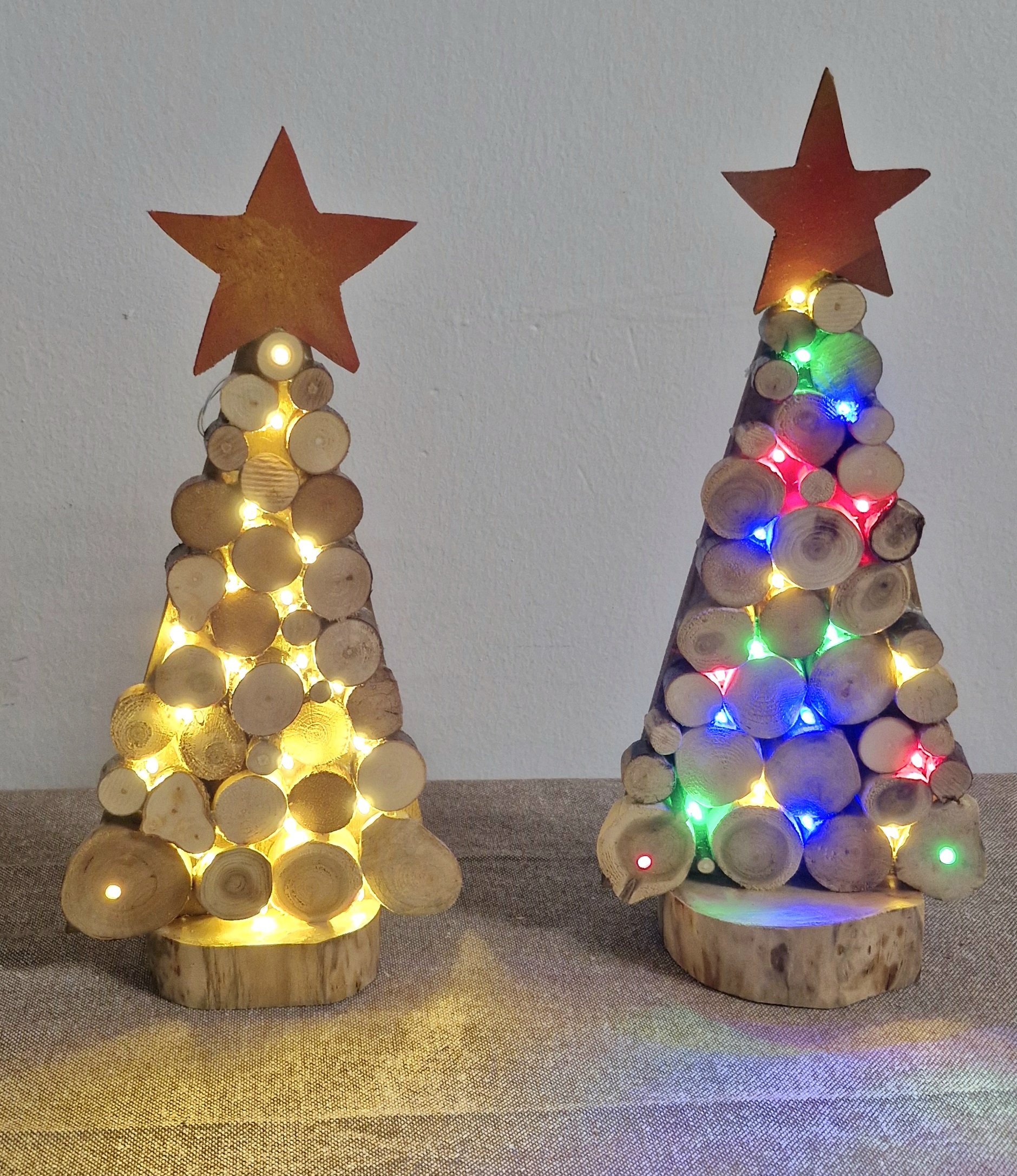Handgefertigter Weihnachtsbaum aus vollen Holzscheiben mit LED-Beleuchtung – Bild 6