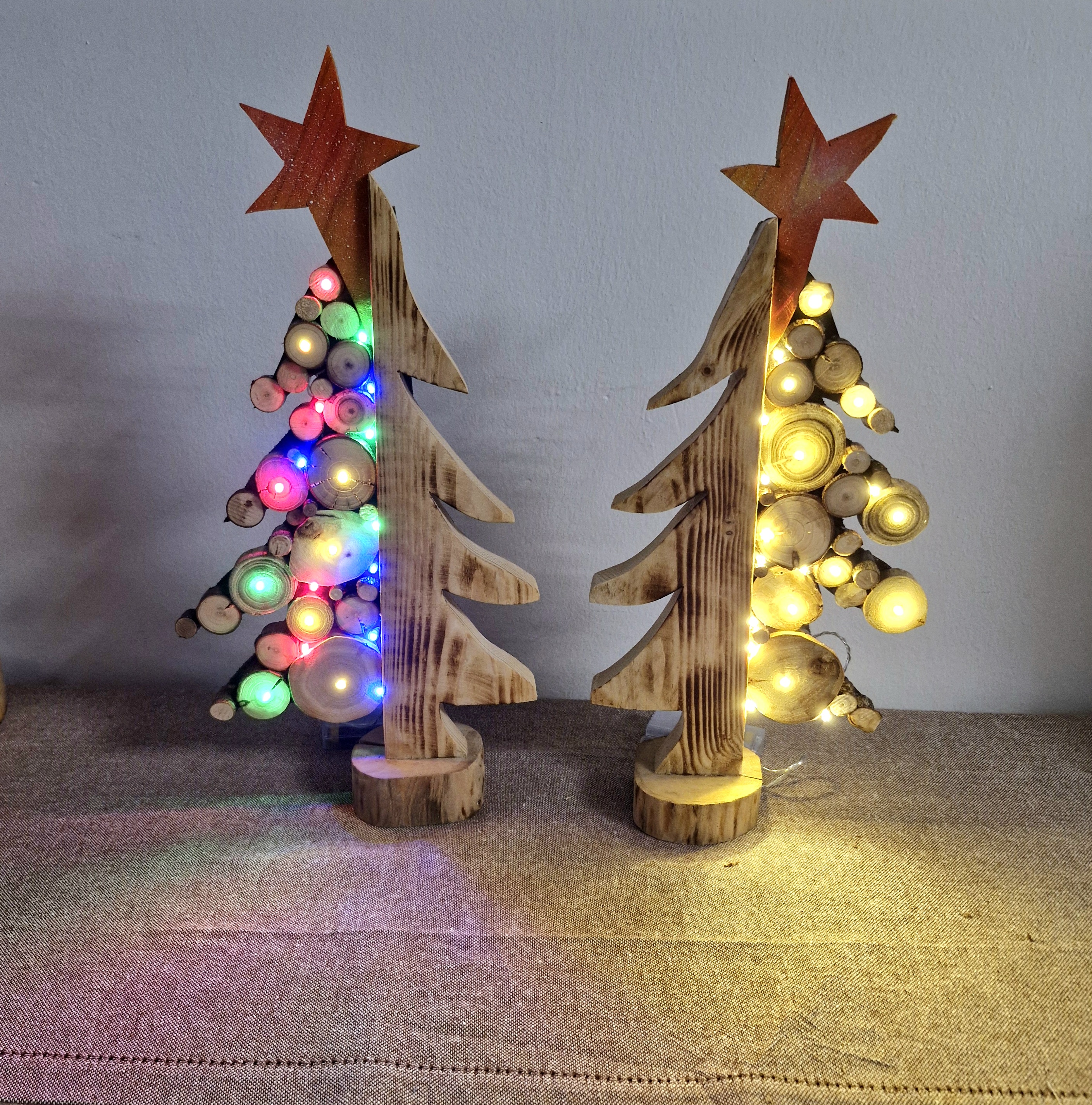 Handgefertigter Weihnachtsbaum aus Holzscheiben mit LED-Beleuchtung und Stern