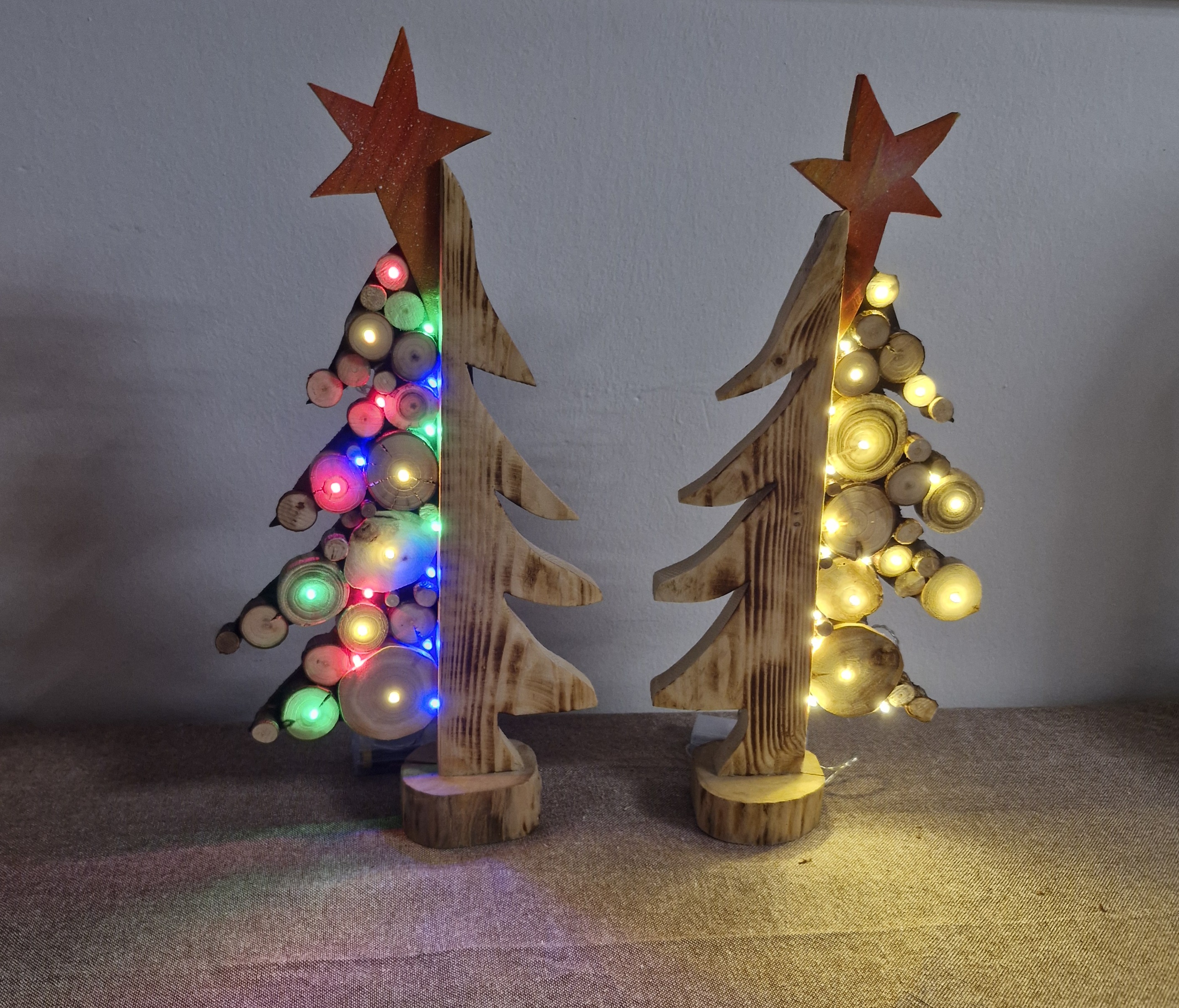 Handgefertigter Weihnachtsbaum aus Holzscheiben mit LED-Beleuchtung und Stern – Bild 3