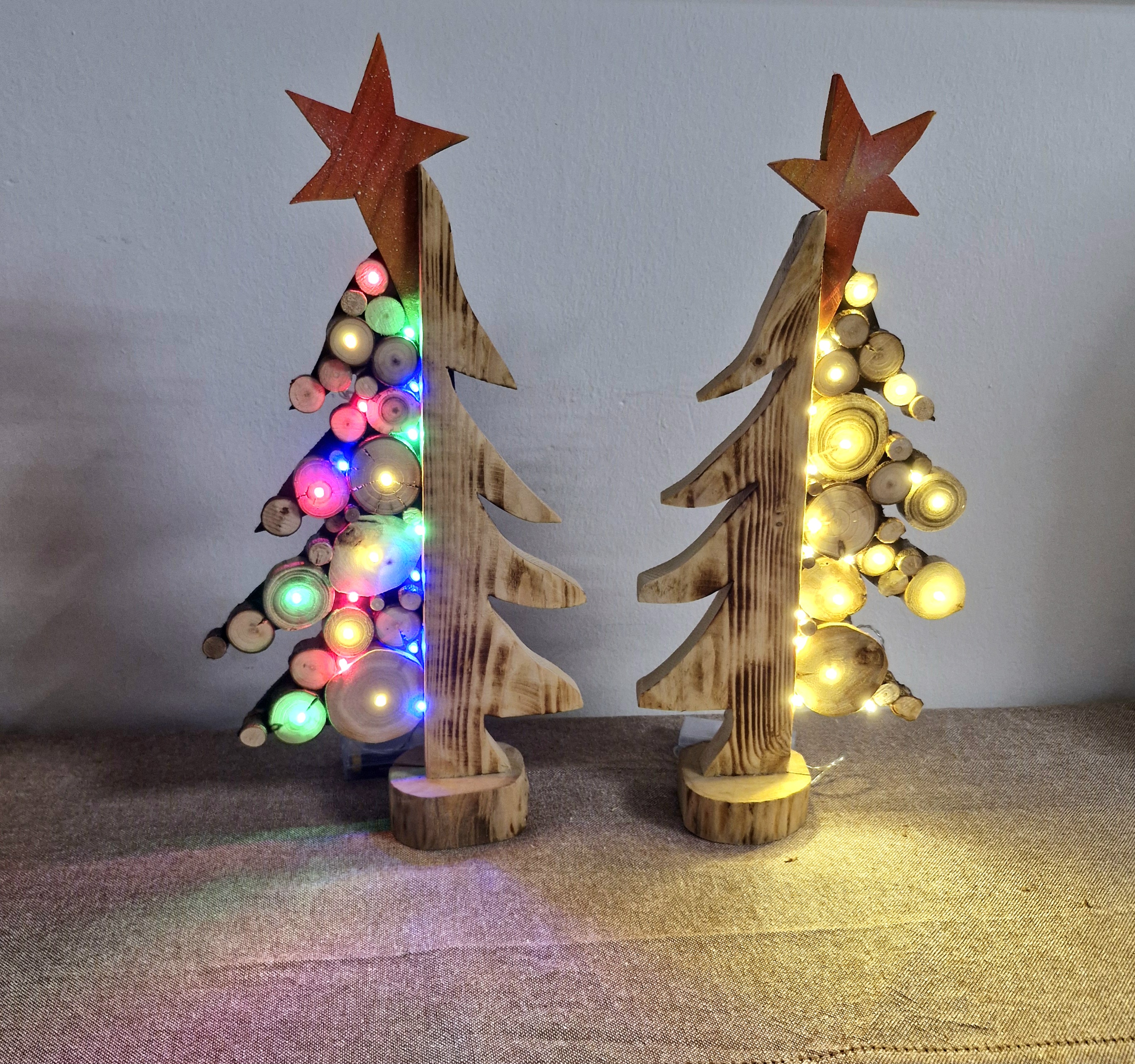 Handgefertigter Weihnachtsbaum aus Holzscheiben mit LED-Beleuchtung und Stern – Bild 6
