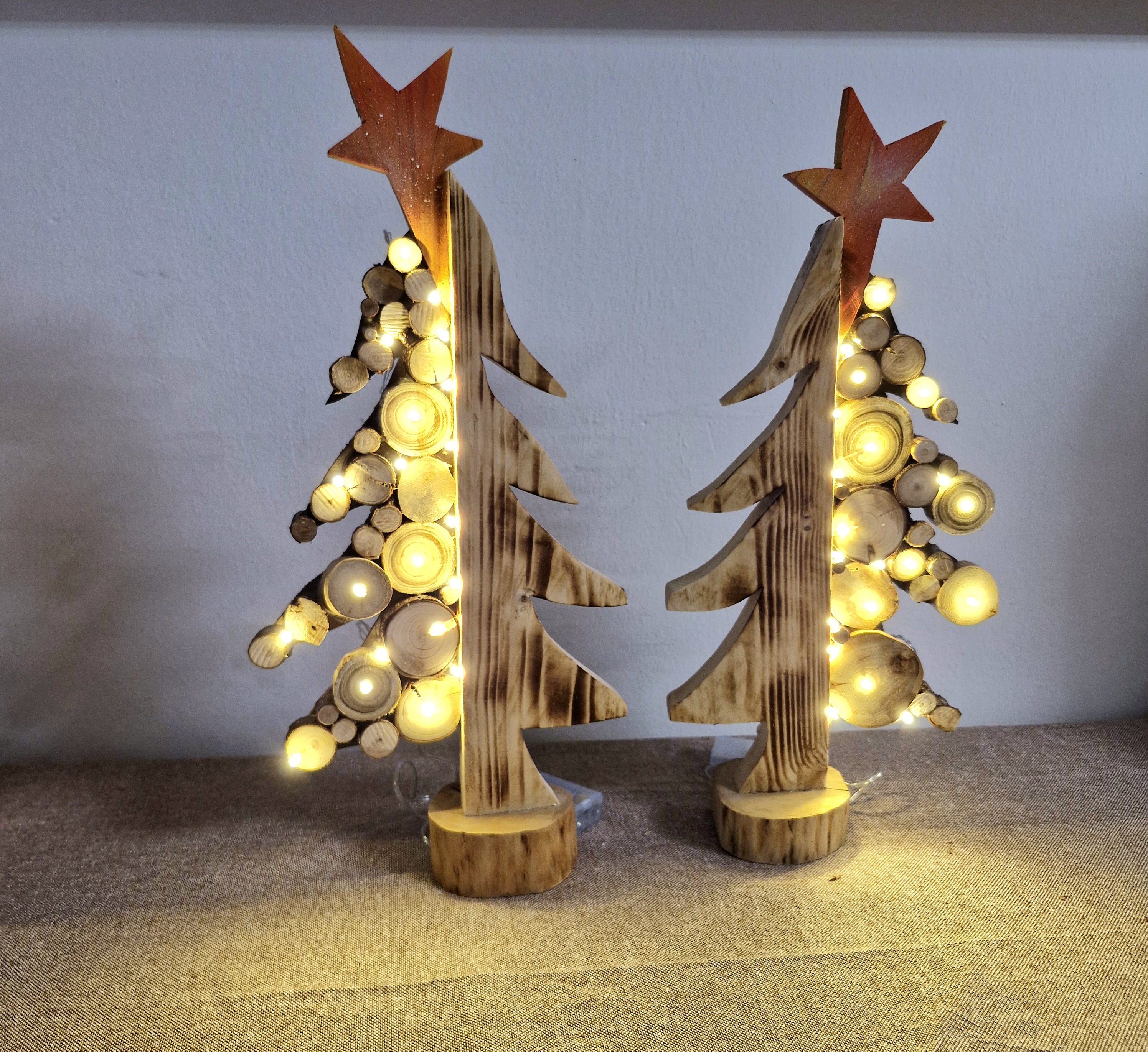 Handgefertigter Weihnachtsbaum aus Holzscheiben mit LED-Beleuchtung und Stern – Bild 2