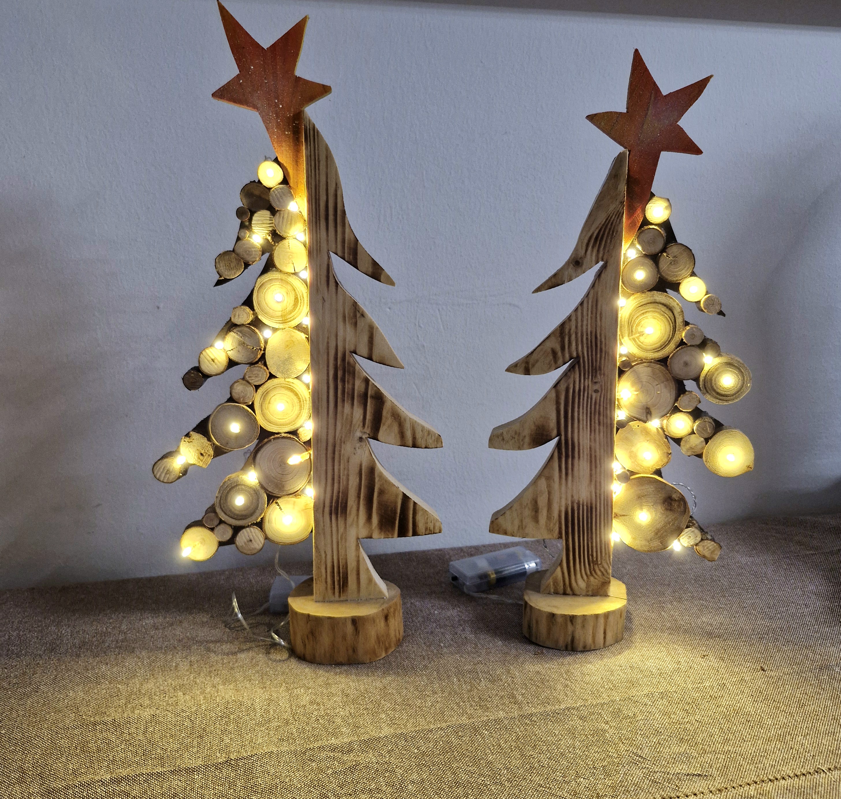 Handgefertigter Weihnachtsbaum aus Holzscheiben mit LED-Beleuchtung und Stern – Bild 5