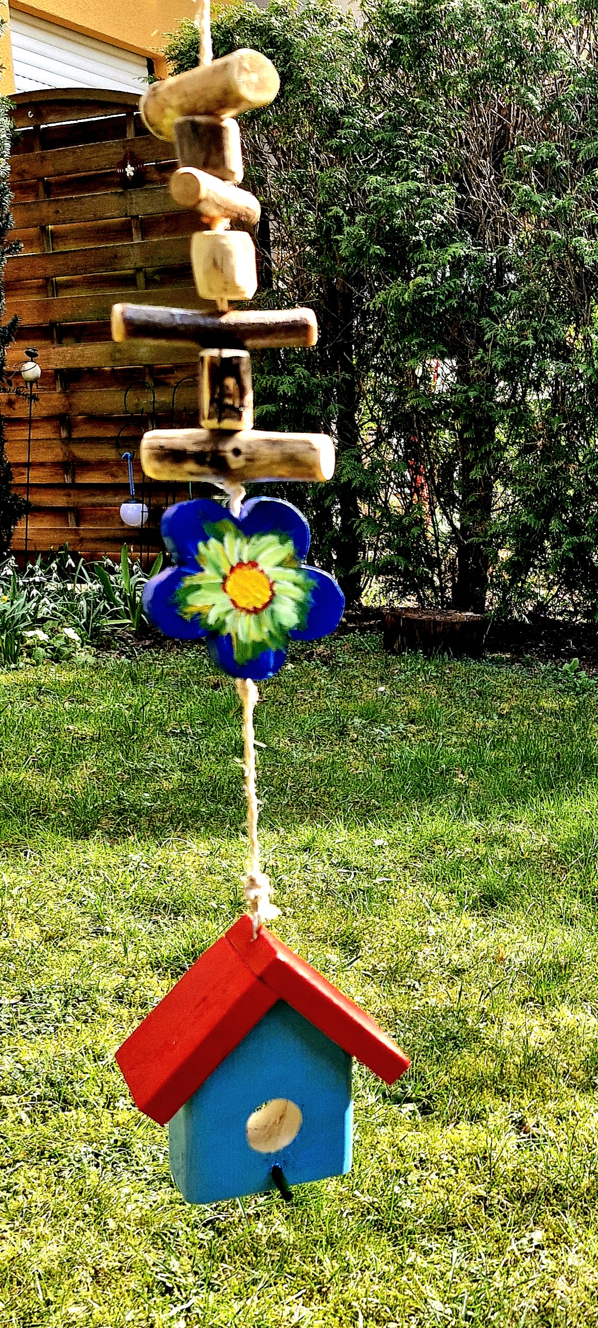 Handgefertigte Girlanden mit Blumen und Häuschen – Bild 5