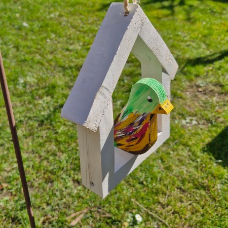 Bunter Holzvogel im Rahmen – Handgefertigte Gartendekoration für Balkon, Terrasse und Garten