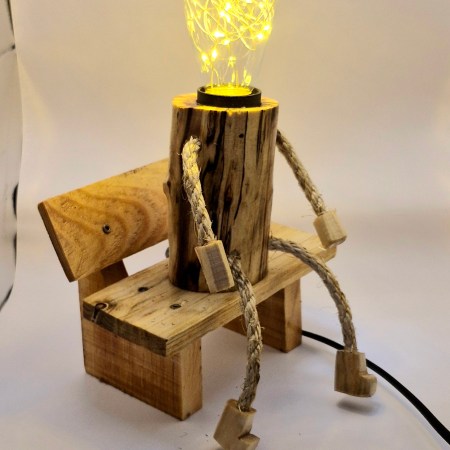 Handgefertigte Holzlampe „Bankhocker“ – einzigartiges Unikat mit Charme