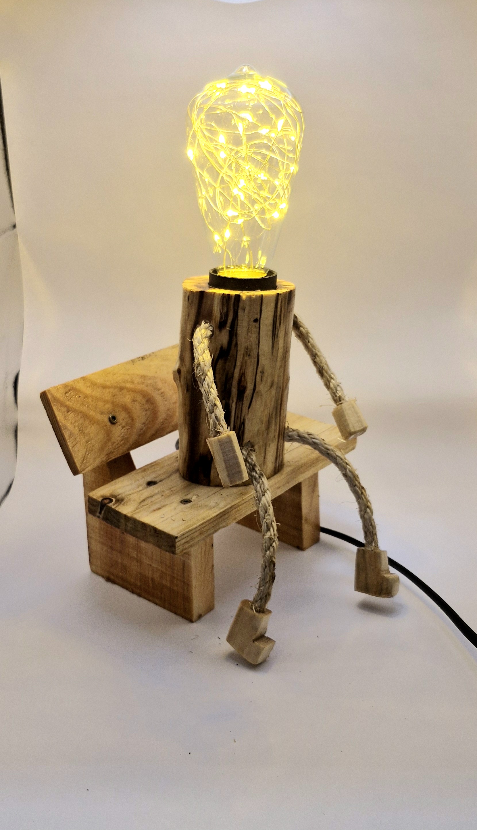 Handgefertigte Holzlampe „Bankhocker“ – einzigartiges Unikat mit Charme