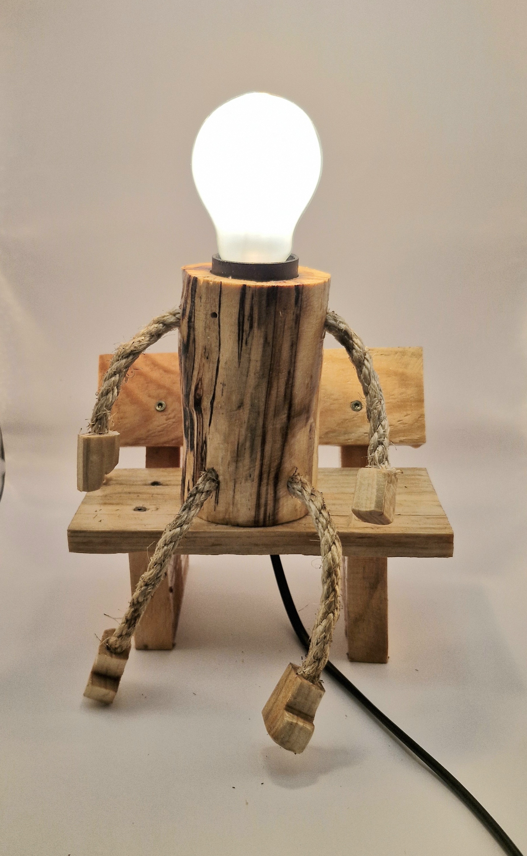 Handgefertigte Holzlampe „Bankhocker“ – einzigartiges Unikat mit Charme – Bild 3