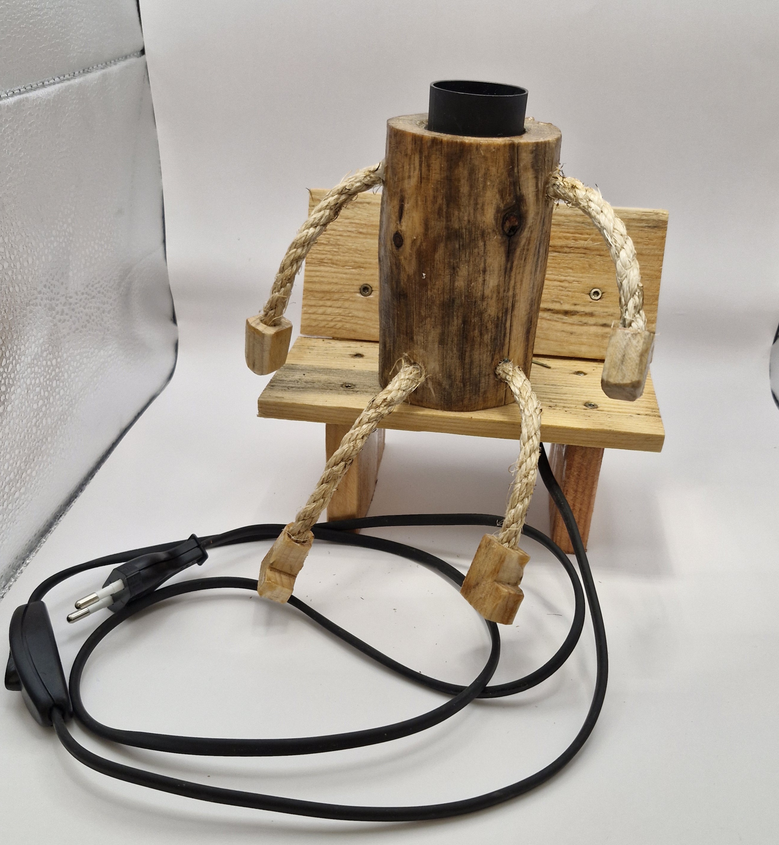 Handgefertigte Holzlampe „Bankhocker“ – einzigartiges Unikat mit Charme – Bild 7