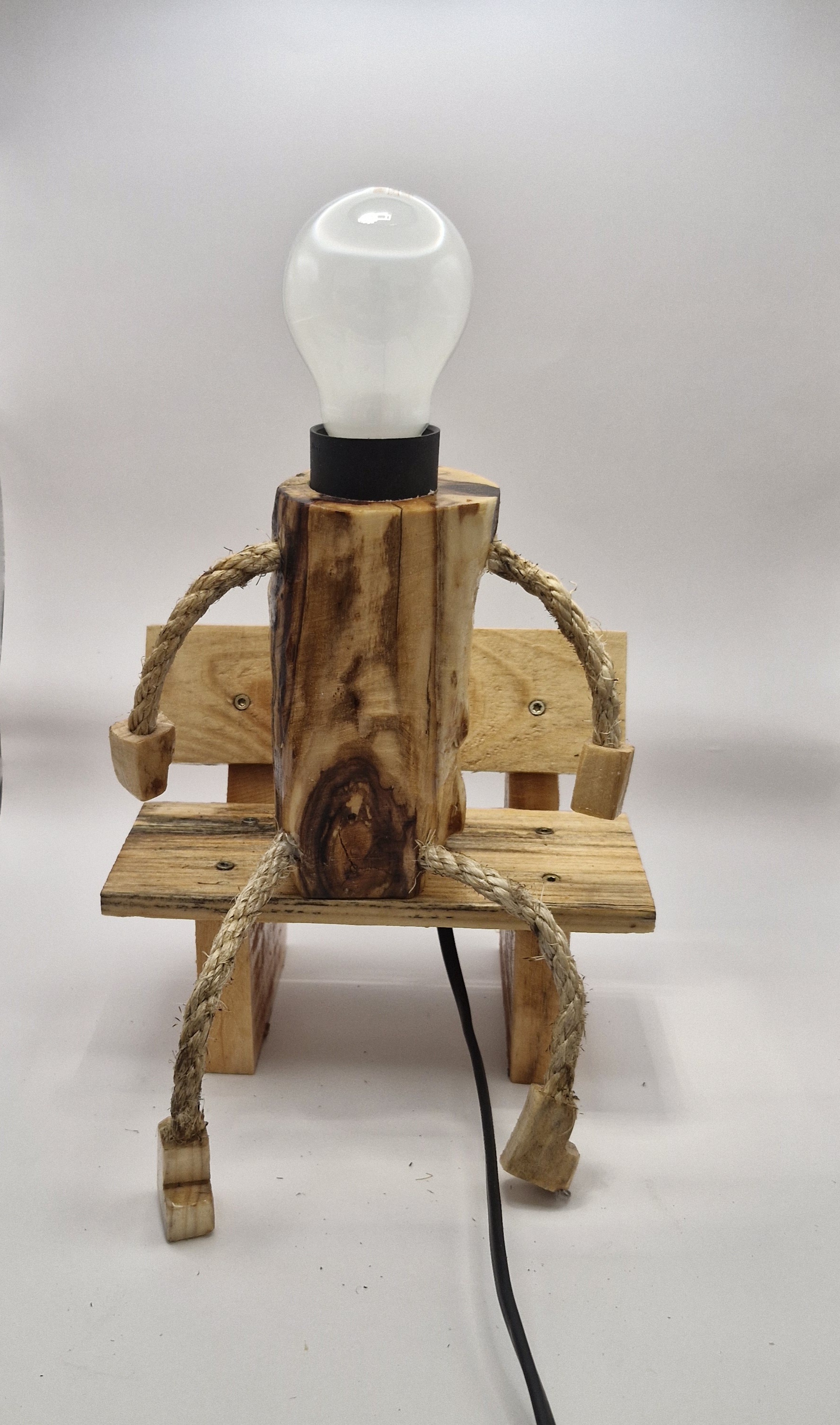 Handgefertigte Holzlampe „Bankhocker“ – einzigartiges Unikat mit Charme – Bild 6