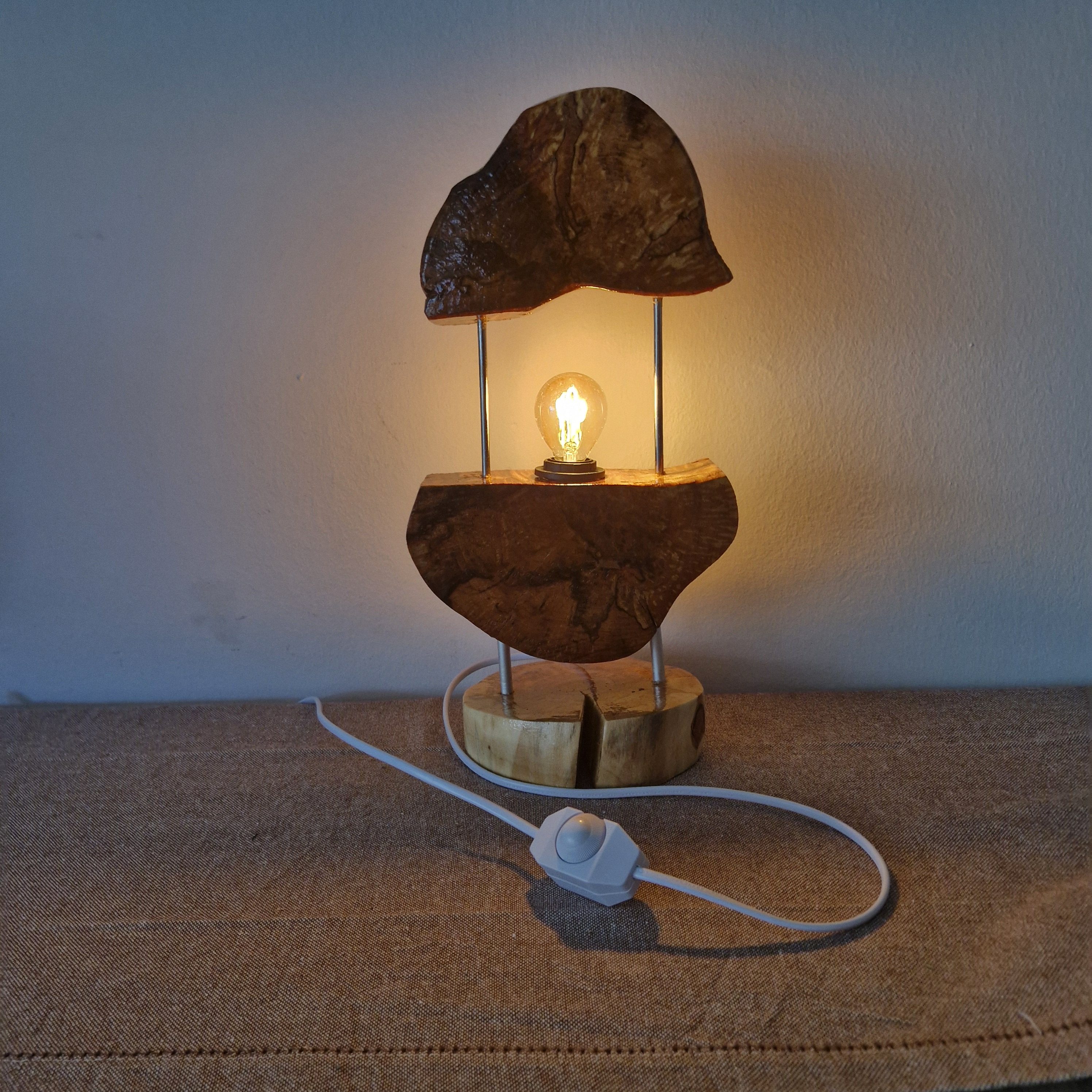 Handgefertigte Tischlampe aus Naturholz – Einzigartiges Unikat – Bild 3