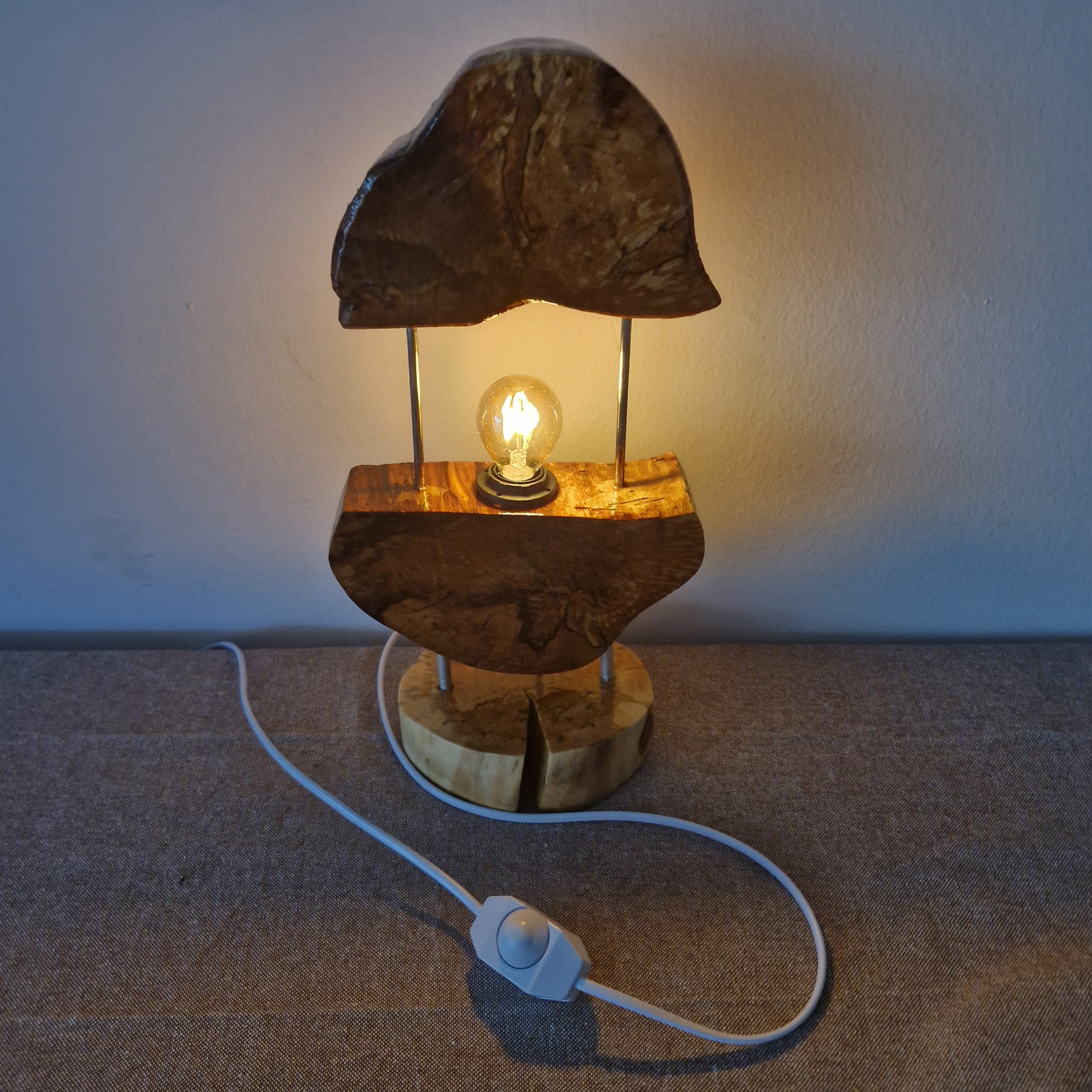 Handgefertigte Tischlampe aus Naturholz – Einzigartiges Unikat – Bild 6
