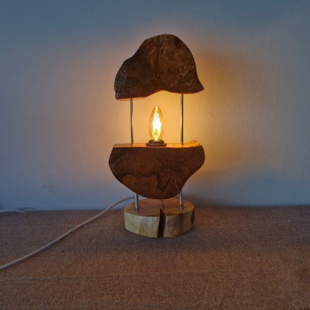 Handgefertigte Tischlampe aus Naturholz – Einzigartiges Unikat