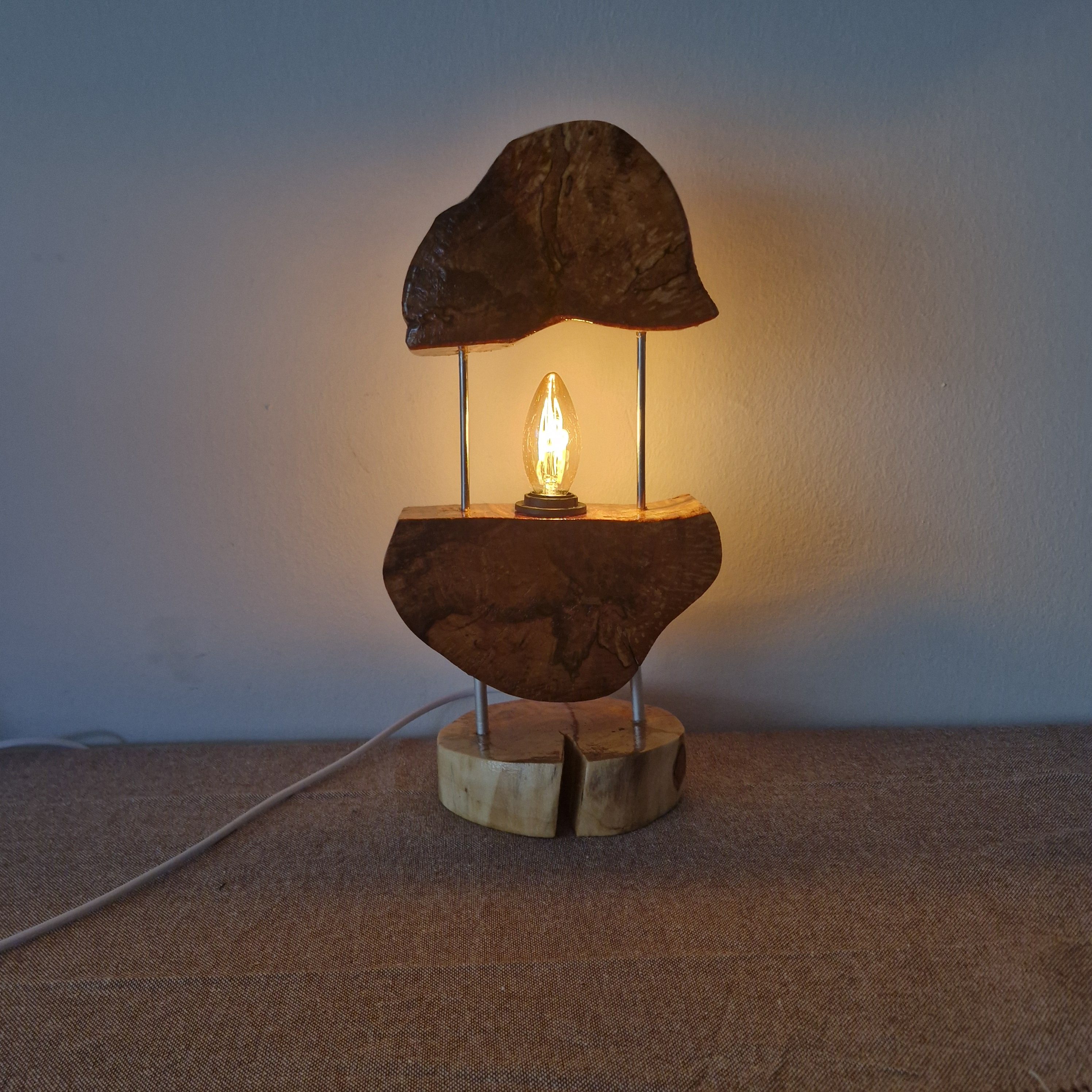 Handgefertigte Tischlampe aus Naturholz – Einzigartiges Unikat