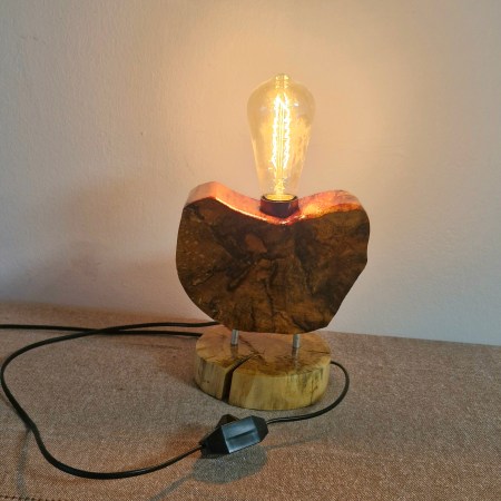 Handgefertigte Tischlampe aus Naturholz