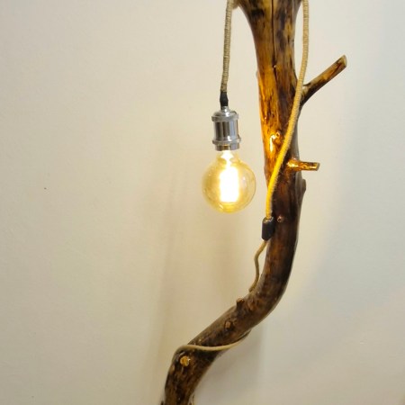Handgefertigte Stehlampe aus massivem Naturholz – einzigartiges Unikat